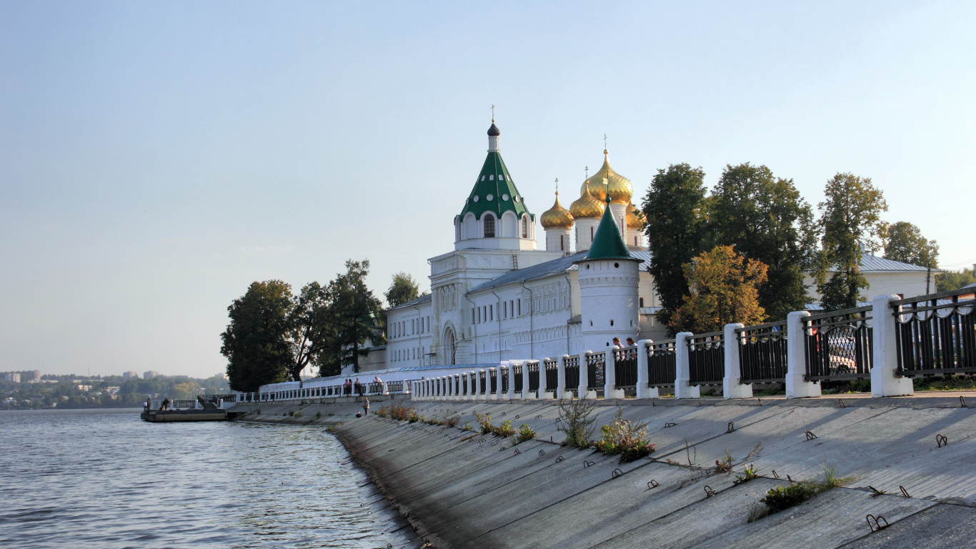 Bâtiment en Béton Blanc et Marron Près D'un Plan D'eau Pendant la Journée. Wallpaper in 1366x768 Resolution