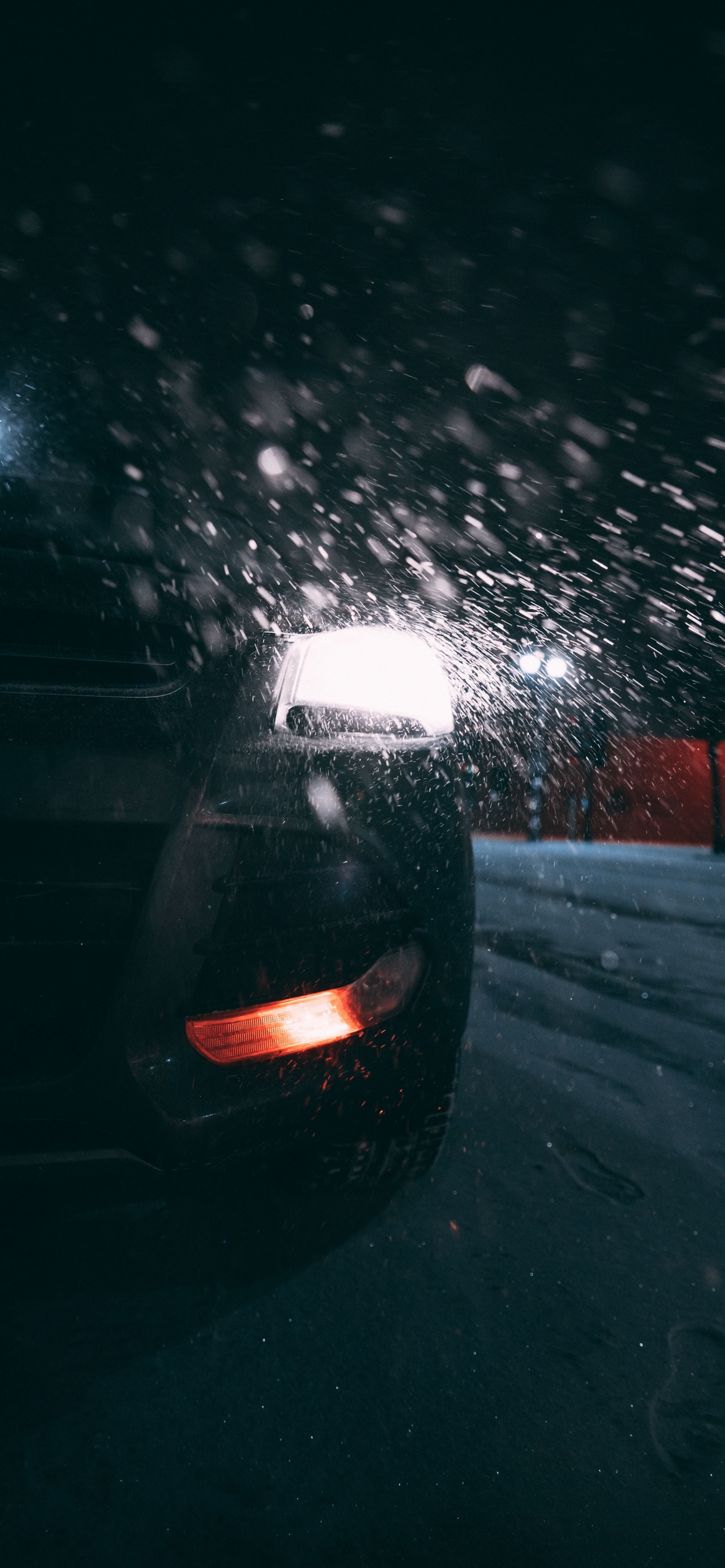 Coche Negro en la Carretera Durante la Noche. Wallpaper in 1242x2688 Resolution