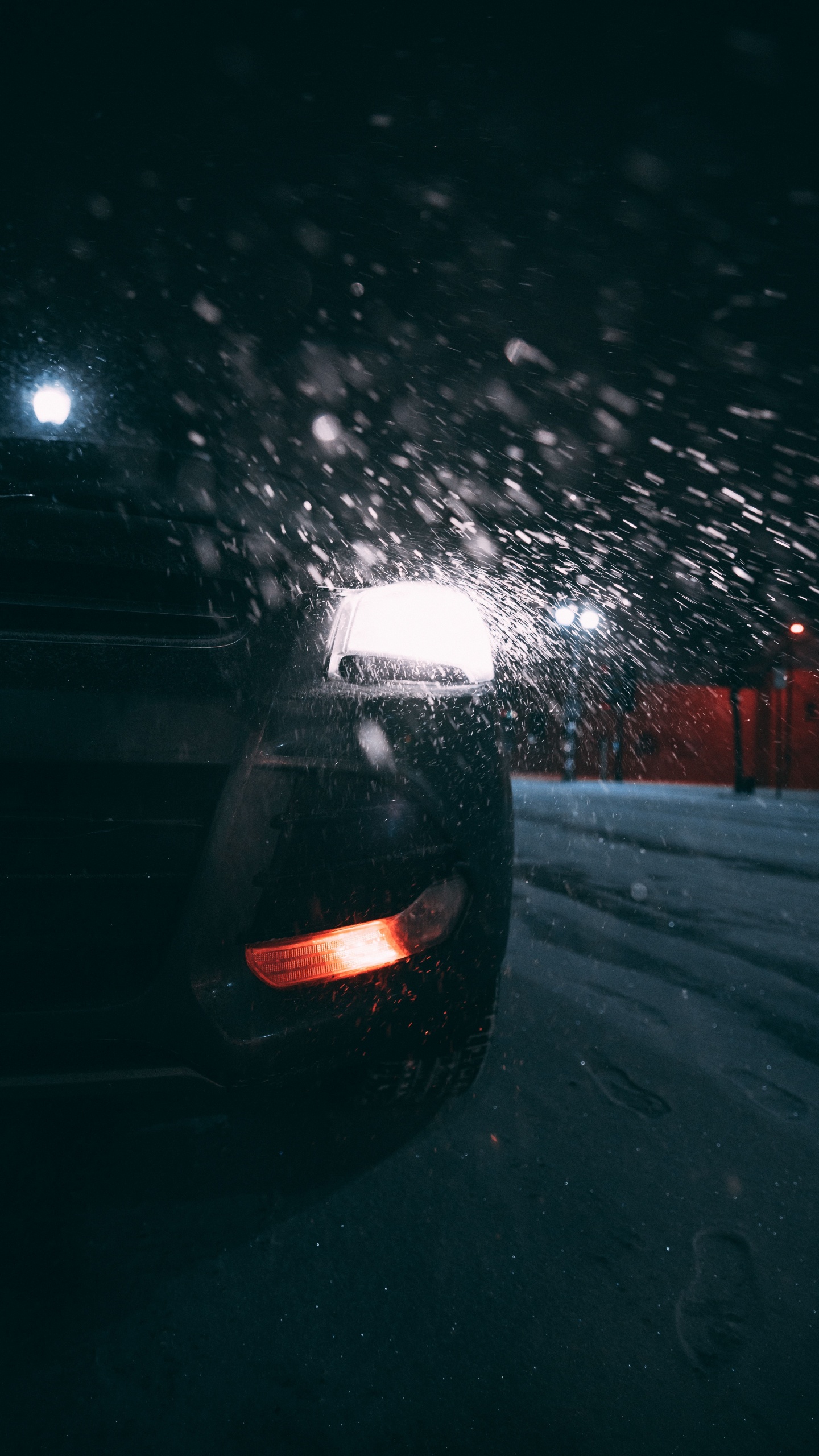Coche Negro en la Carretera Durante la Noche. Wallpaper in 1440x2560 Resolution