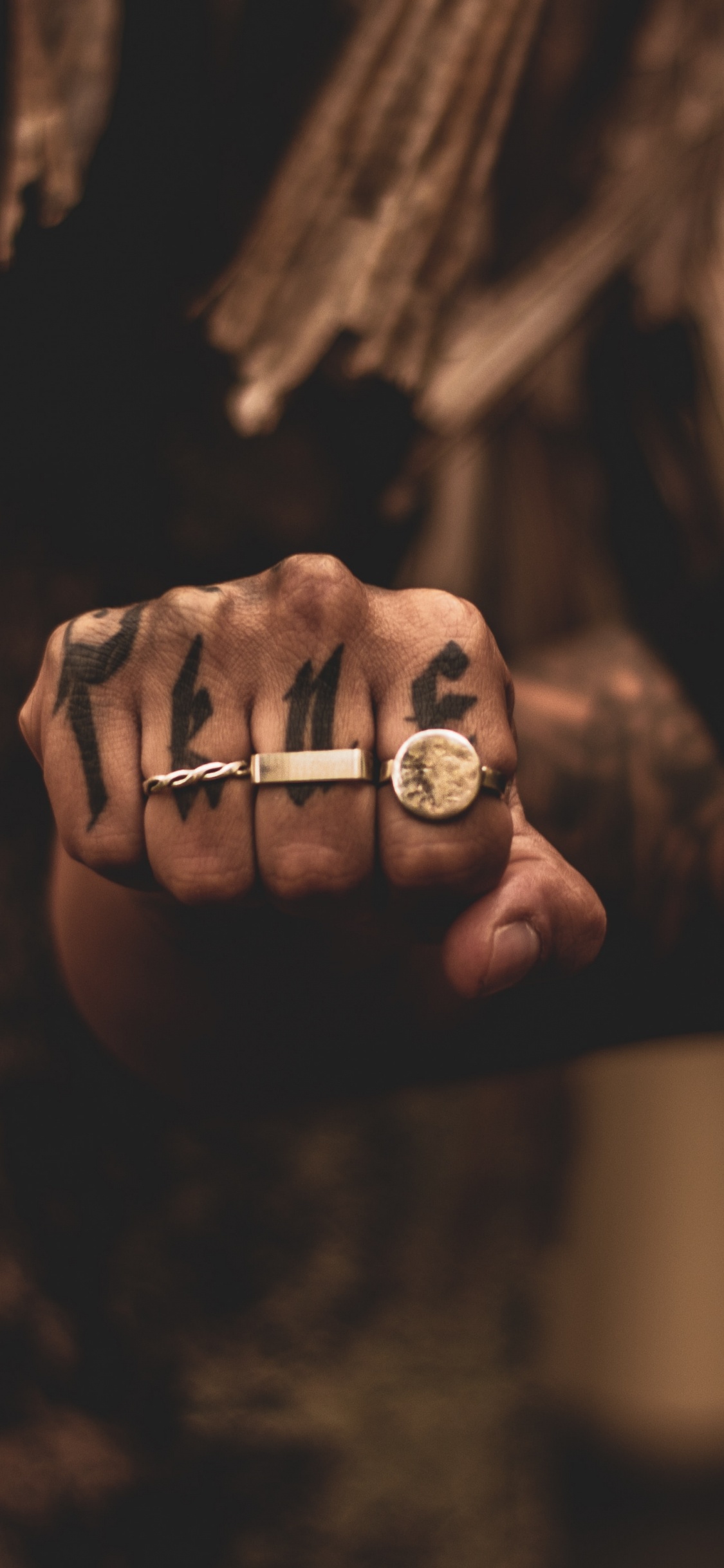 Photo en Niveaux de Gris D'une Personne Tenant Une Bague. Wallpaper in 1125x2436 Resolution