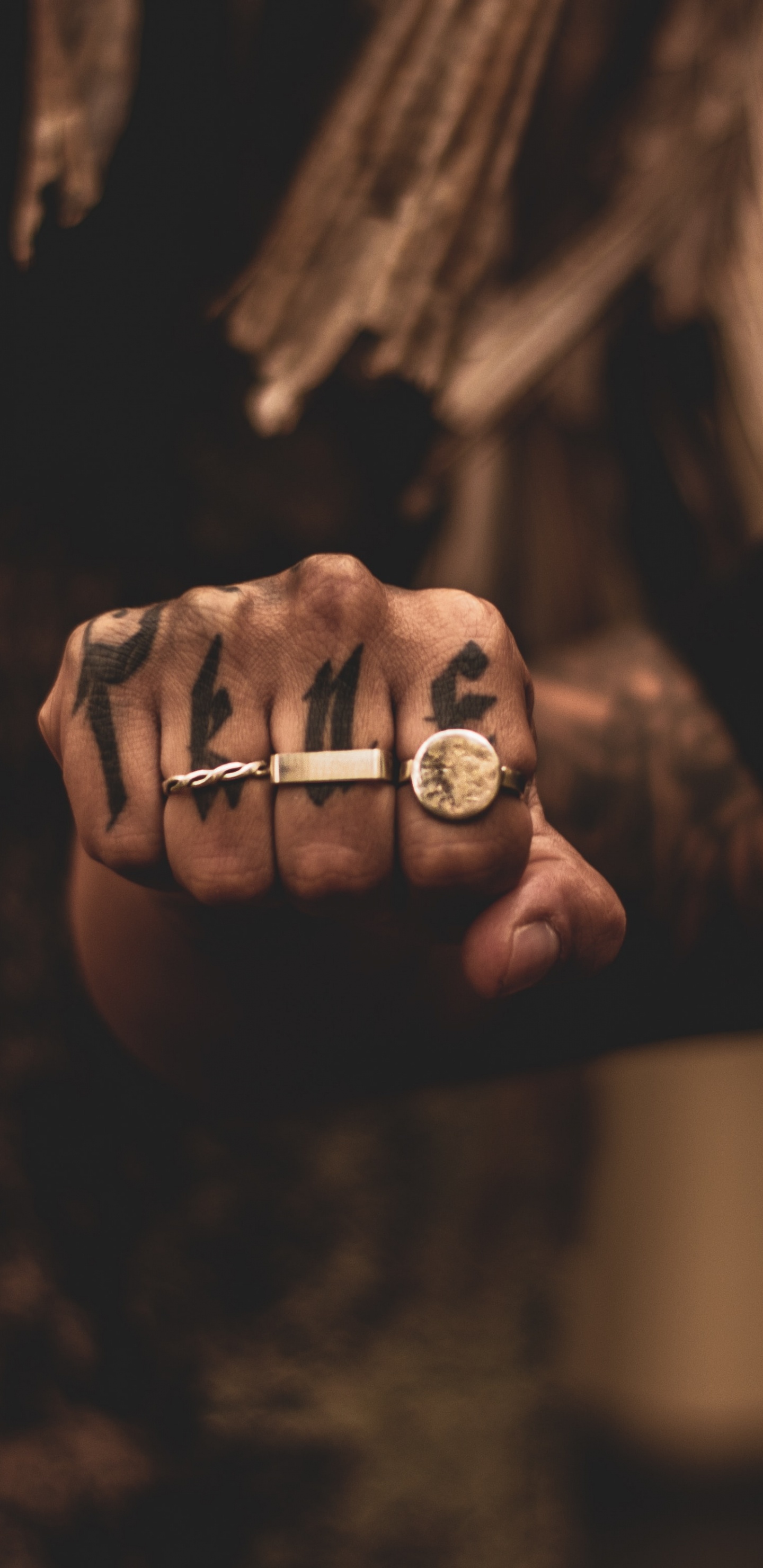 Photo en Niveaux de Gris D'une Personne Tenant Une Bague. Wallpaper in 1440x2960 Resolution