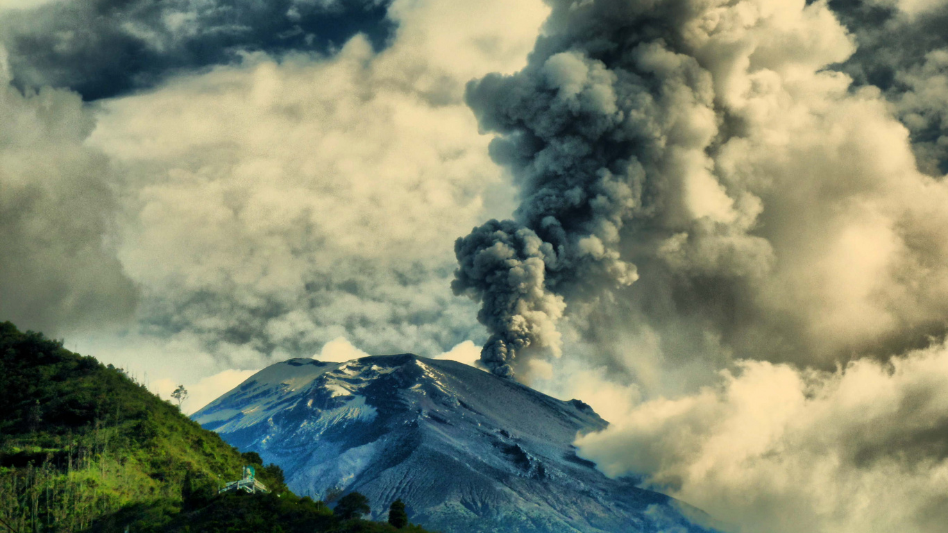 Nuages Blancs Sur la Montagne Verte. Wallpaper in 1366x768 Resolution