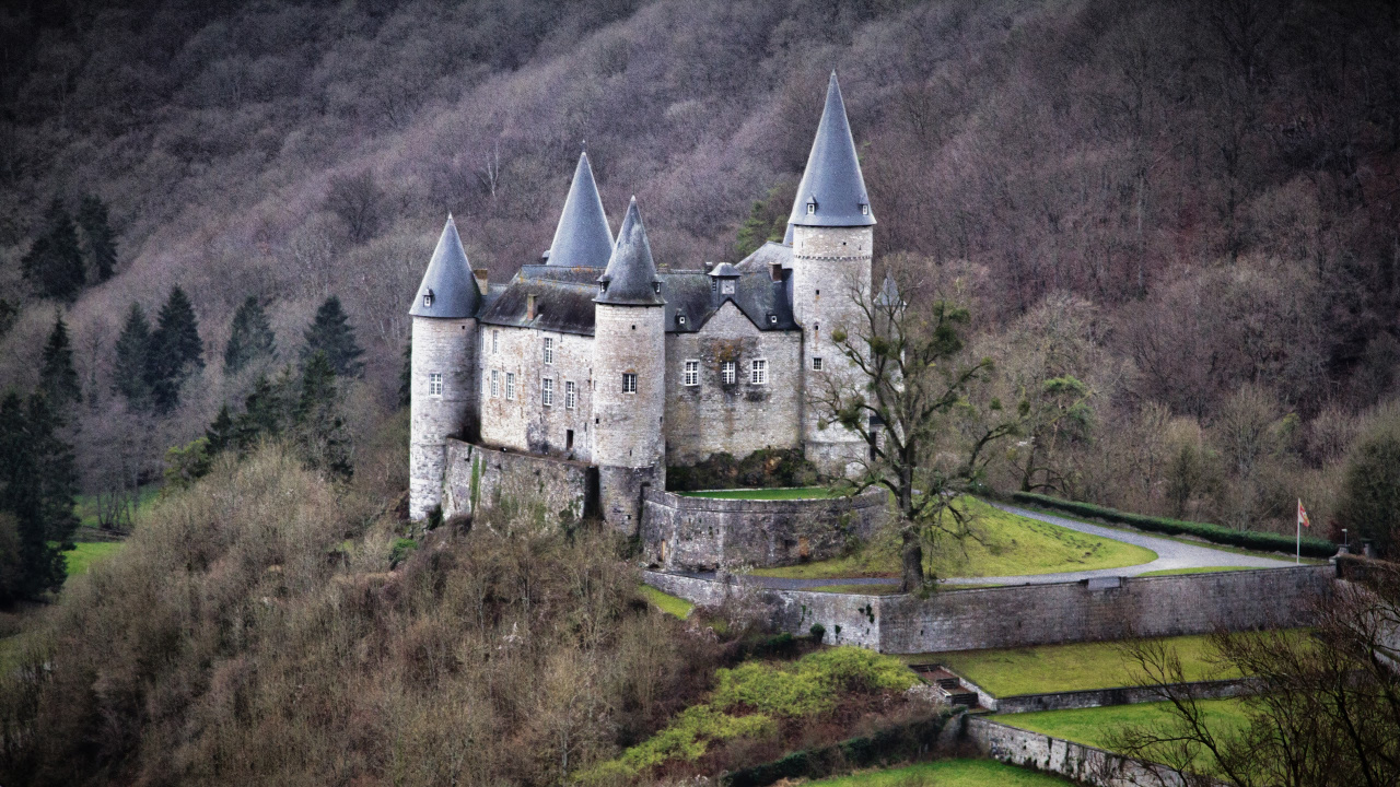 Castillo de Hormigón Gris en el Campo de Hierba Verde Cerca de la Montaña Durante el Día. Wallpaper in 1280x720 Resolution