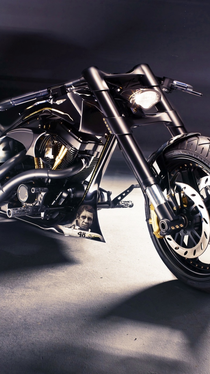 Schwarz-silbernes Cruiser-Motorrad. Wallpaper in 720x1280 Resolution