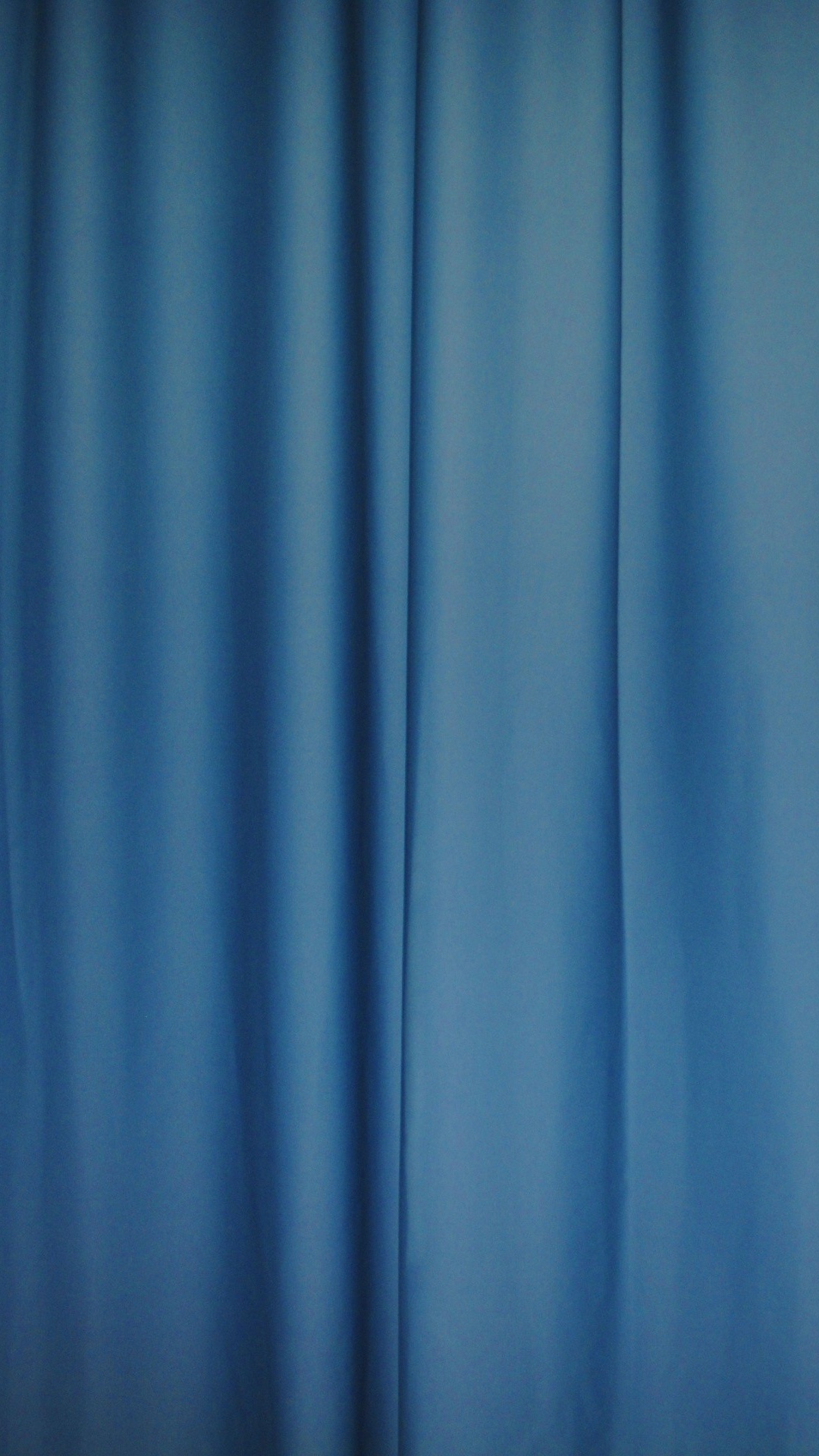 Rideau Bleu Sur Mur Blanc. Wallpaper in 1080x1920 Resolution