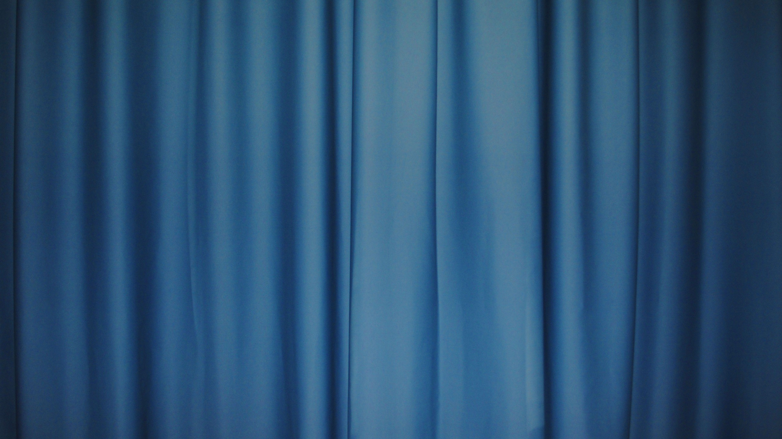 Rideau Bleu Sur Mur Blanc. Wallpaper in 2560x1440 Resolution