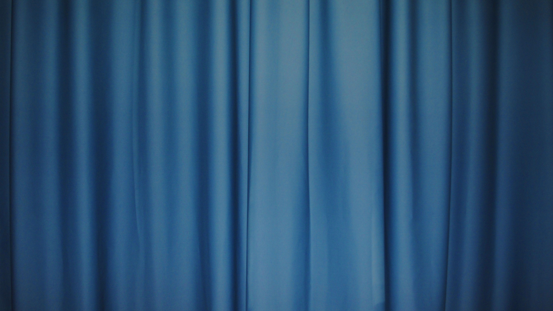 Blauer Vorhang an Weißer Wand. Wallpaper in 1920x1080 Resolution