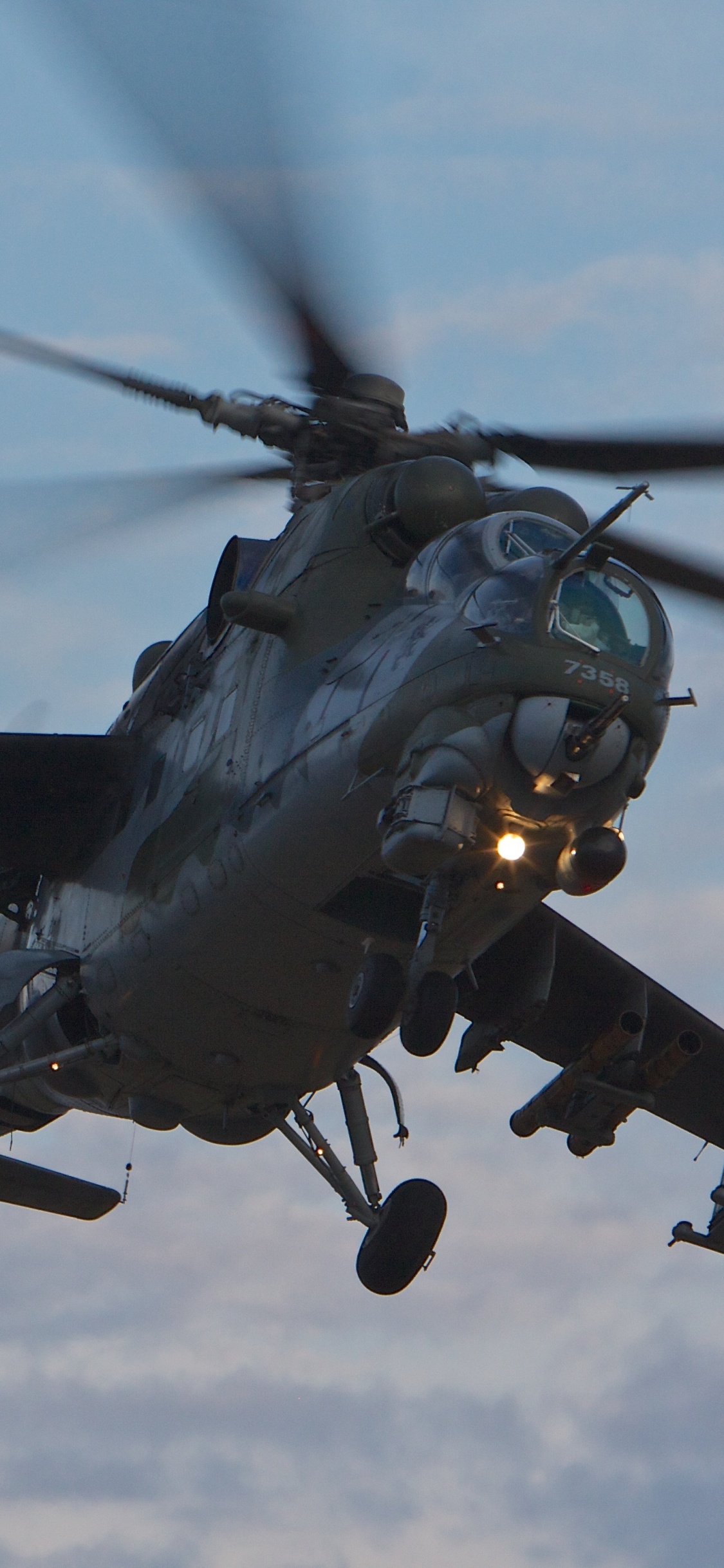 Schwarzes Und Graues Kampfflugzeug in Der Luft Tagsüber. Wallpaper in 1125x2436 Resolution