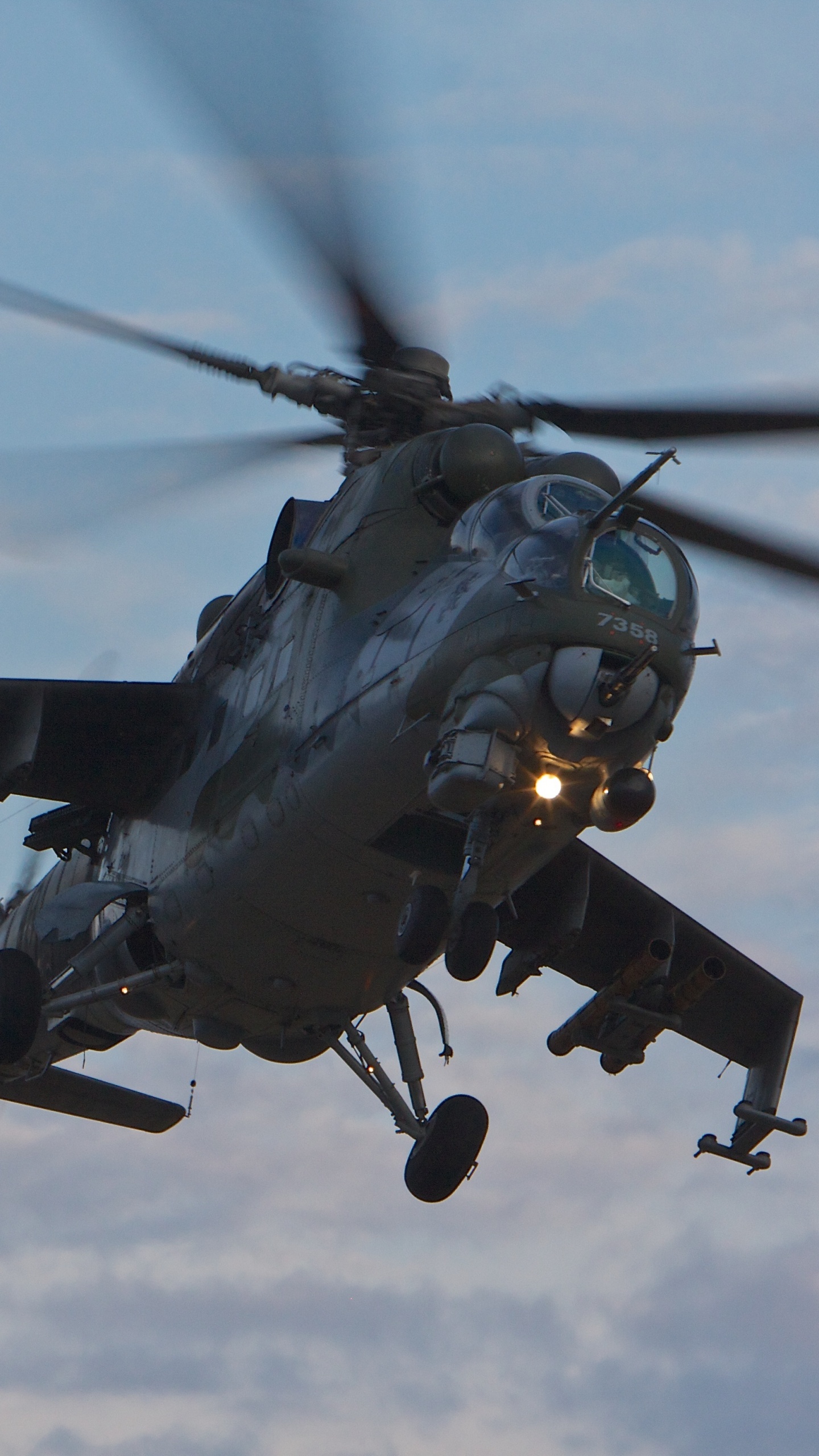 Schwarzes Und Graues Kampfflugzeug in Der Luft Tagsüber. Wallpaper in 1440x2560 Resolution