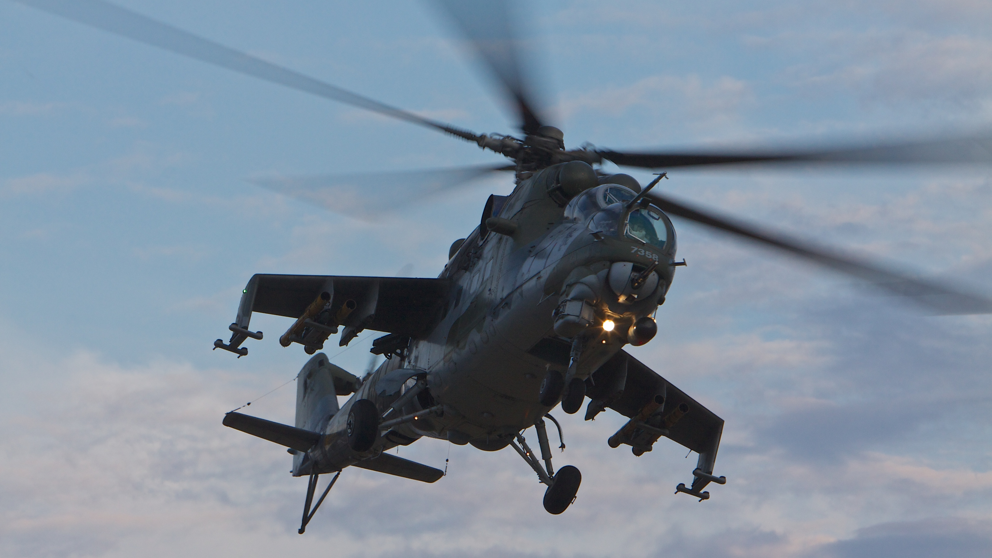 Schwarzes Und Graues Kampfflugzeug in Der Luft Tagsüber. Wallpaper in 3840x2160 Resolution