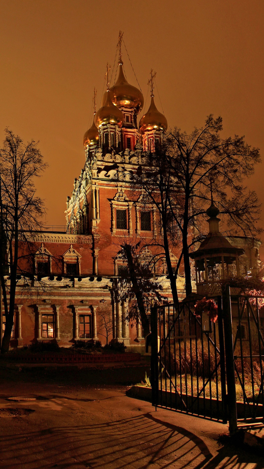 Weißes Und Grünes Betongebäude Während Der Nacht. Wallpaper in 1080x1920 Resolution