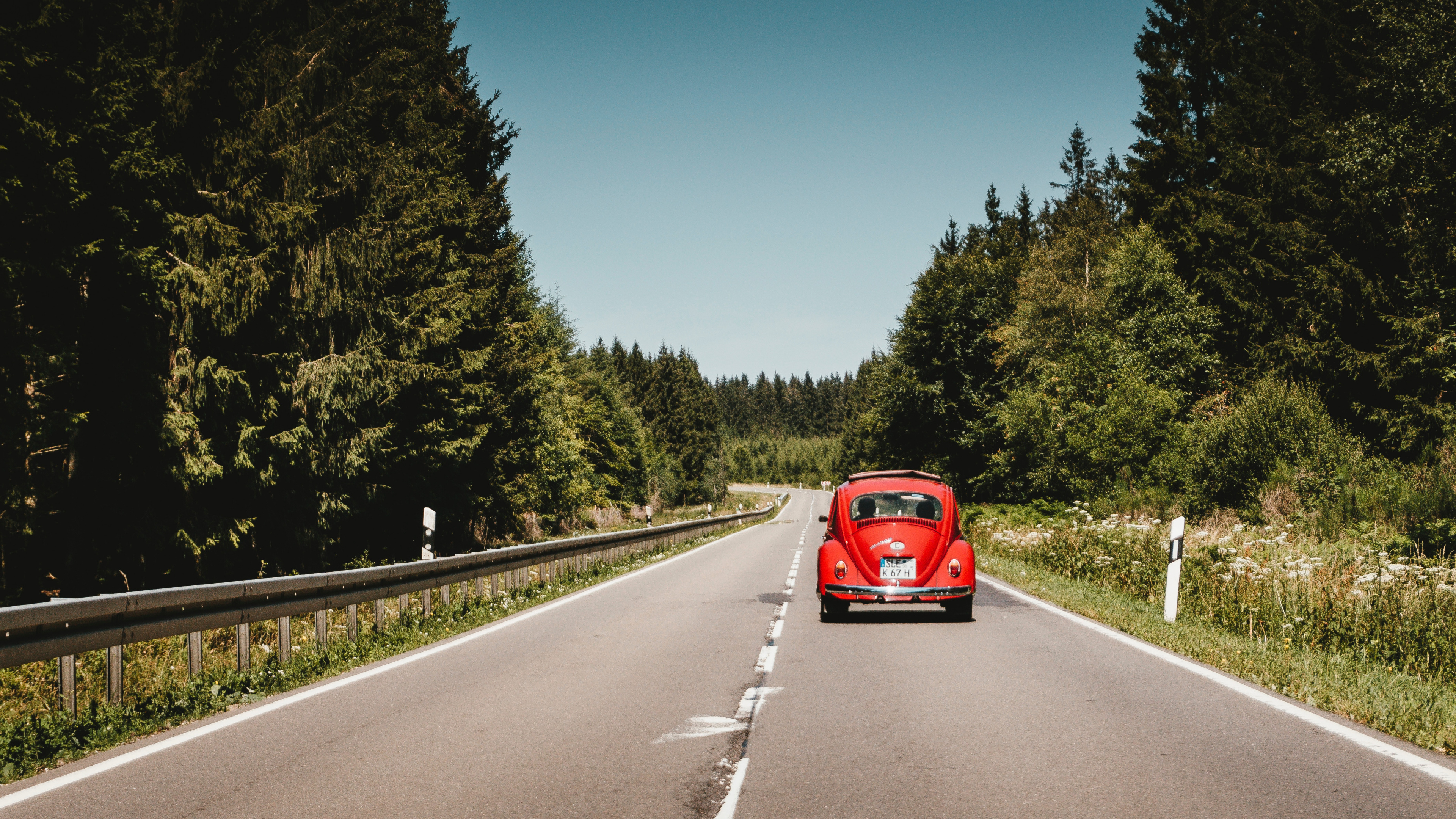Rotes Auto Tagsüber Unterwegs. Wallpaper in 3840x2160 Resolution