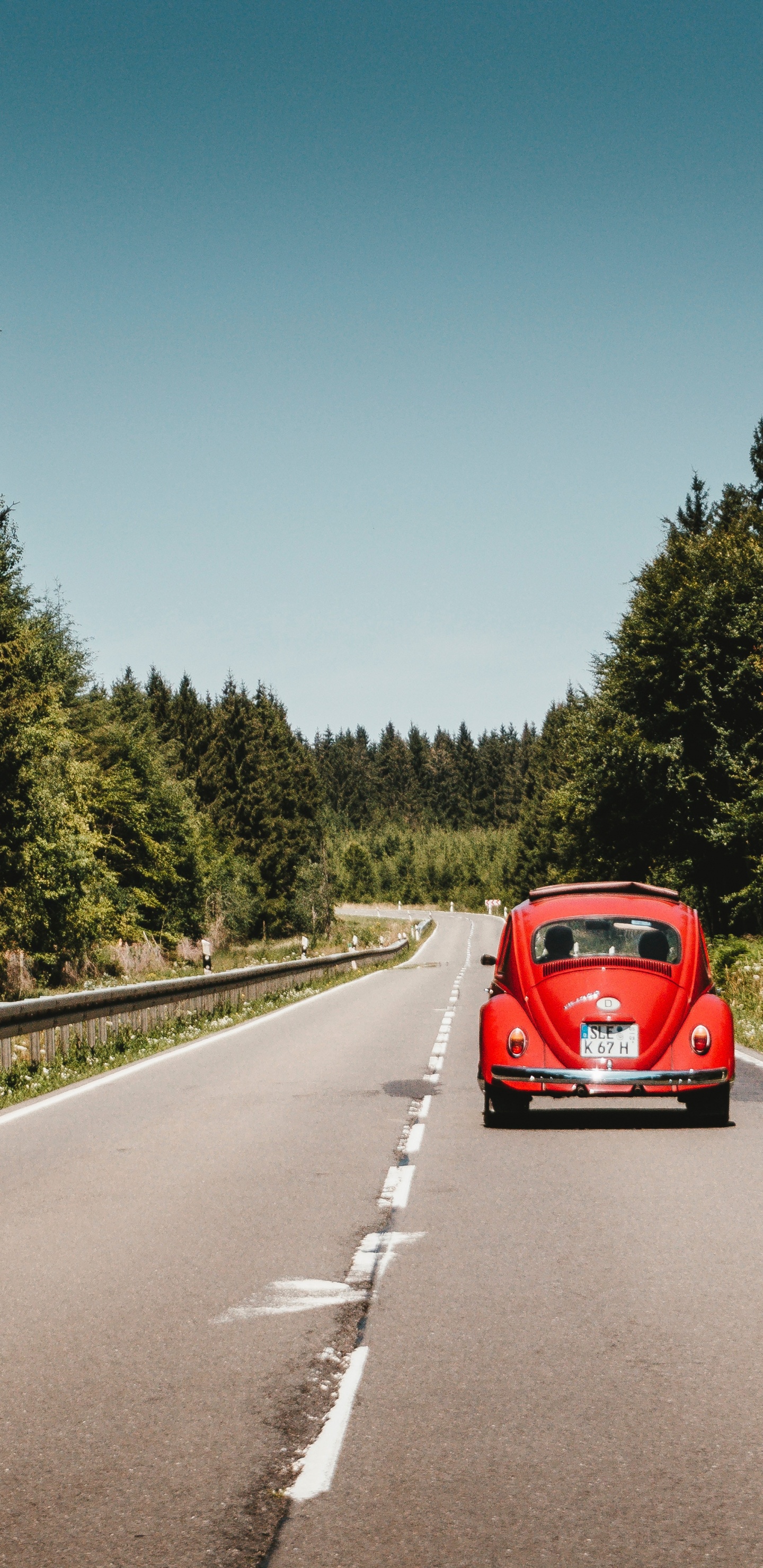 Coche Rojo en la Carretera Durante el Día. Wallpaper in 1440x2960 Resolution