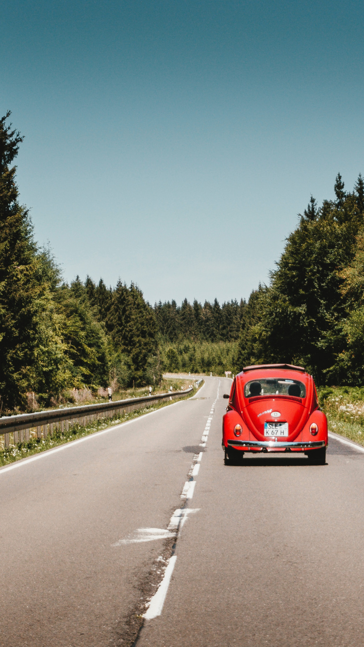 Coche Rojo en la Carretera Durante el Día. Wallpaper in 750x1334 Resolution