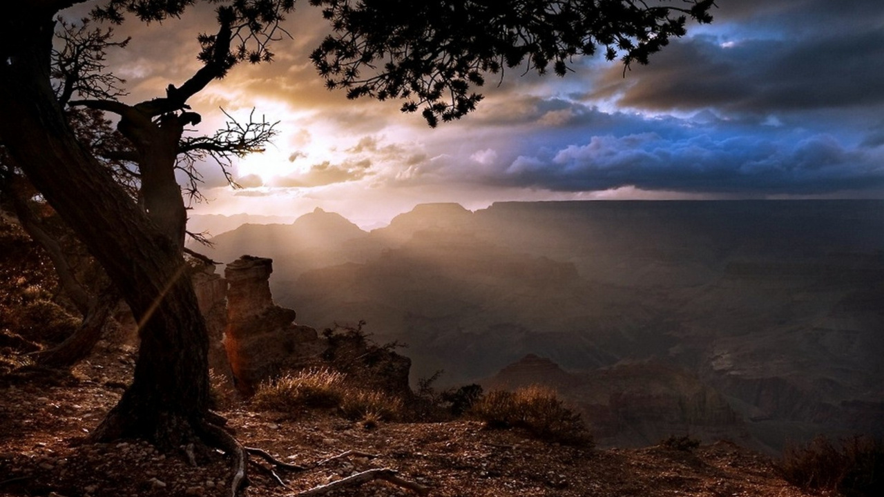 Brauner Berg Unter Weißen Wolken Tagsüber. Wallpaper in 1280x720 Resolution