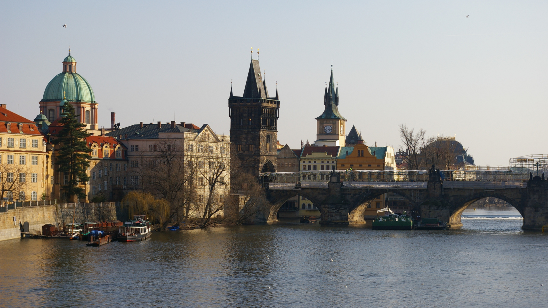 Brown Concrete Building Near Body of Water During Daytime. Wallpaper in 1920x1080 Resolution