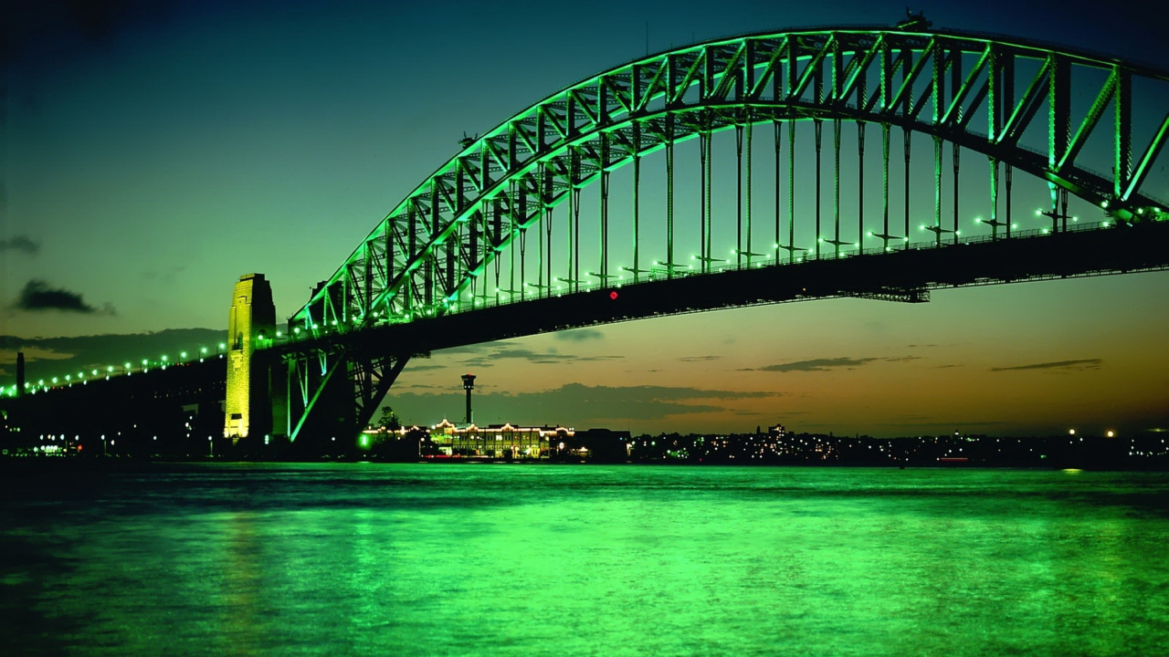 Weiße Und Schwarze Brücke Über Dem Gewässer Während Der Nacht. Wallpaper in 1280x720 Resolution