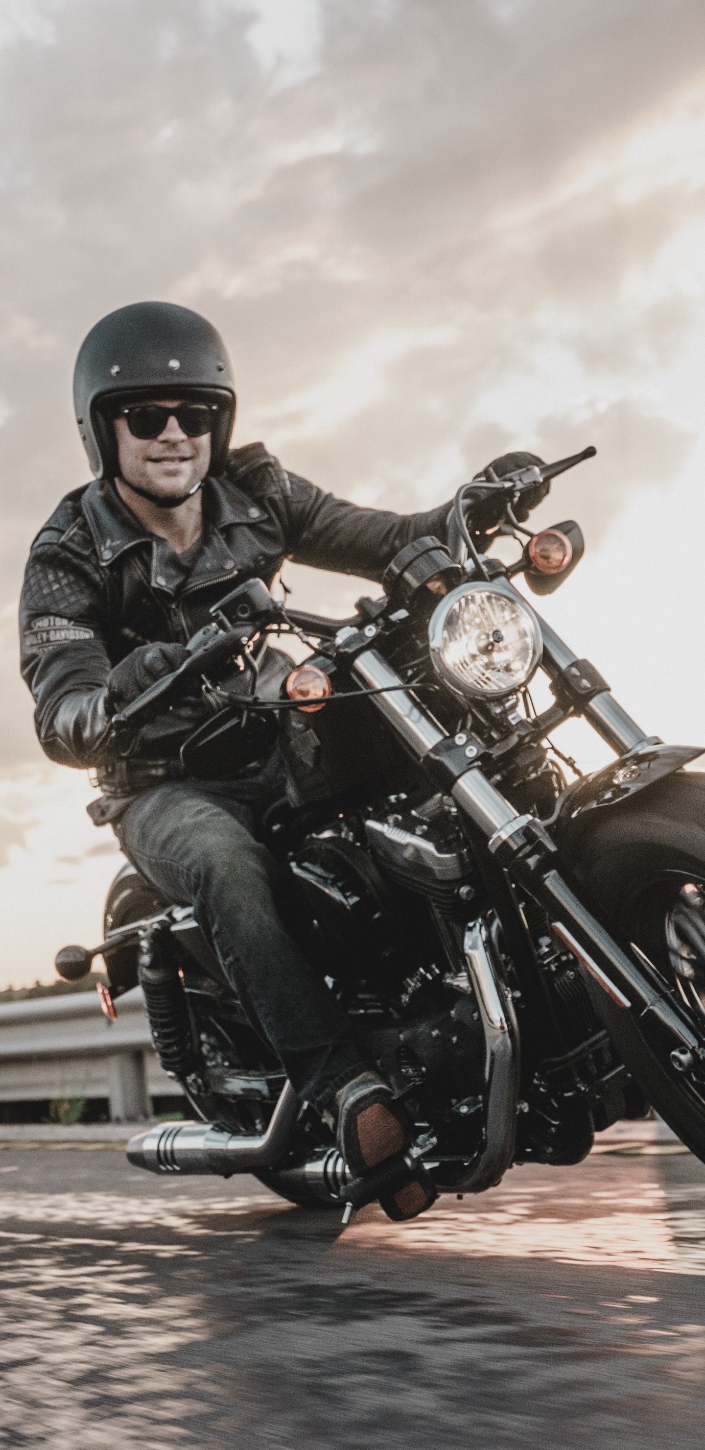 Hombre Con Chaqueta de Cuero Negro Montando Motocicleta. Wallpaper in 1440x2960 Resolution