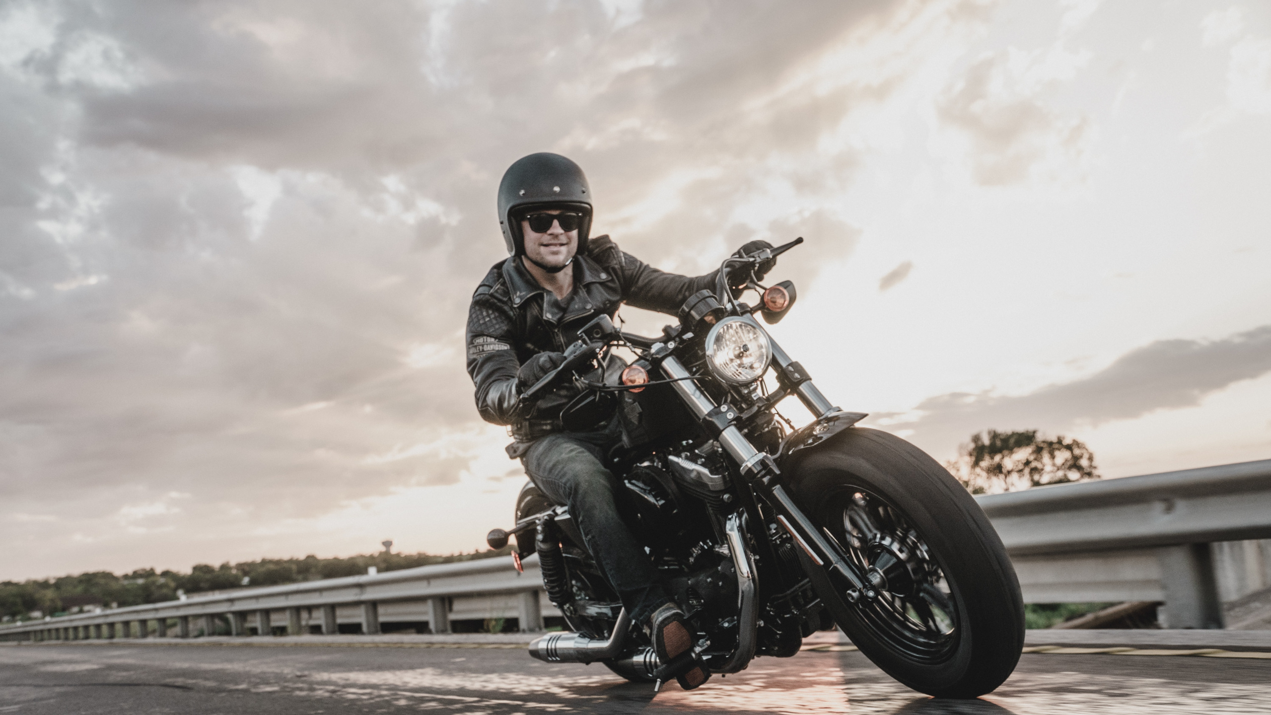 Hombre Con Chaqueta de Cuero Negro Montando Motocicleta. Wallpaper in 2560x1440 Resolution