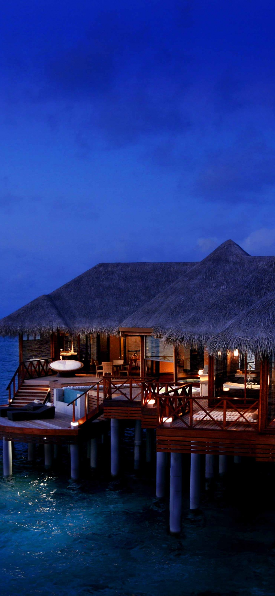 Muelle de Madera Marrón Sobre el Mar Azul Bajo un Cielo Azul Durante el Día. Wallpaper in 1125x2436 Resolution