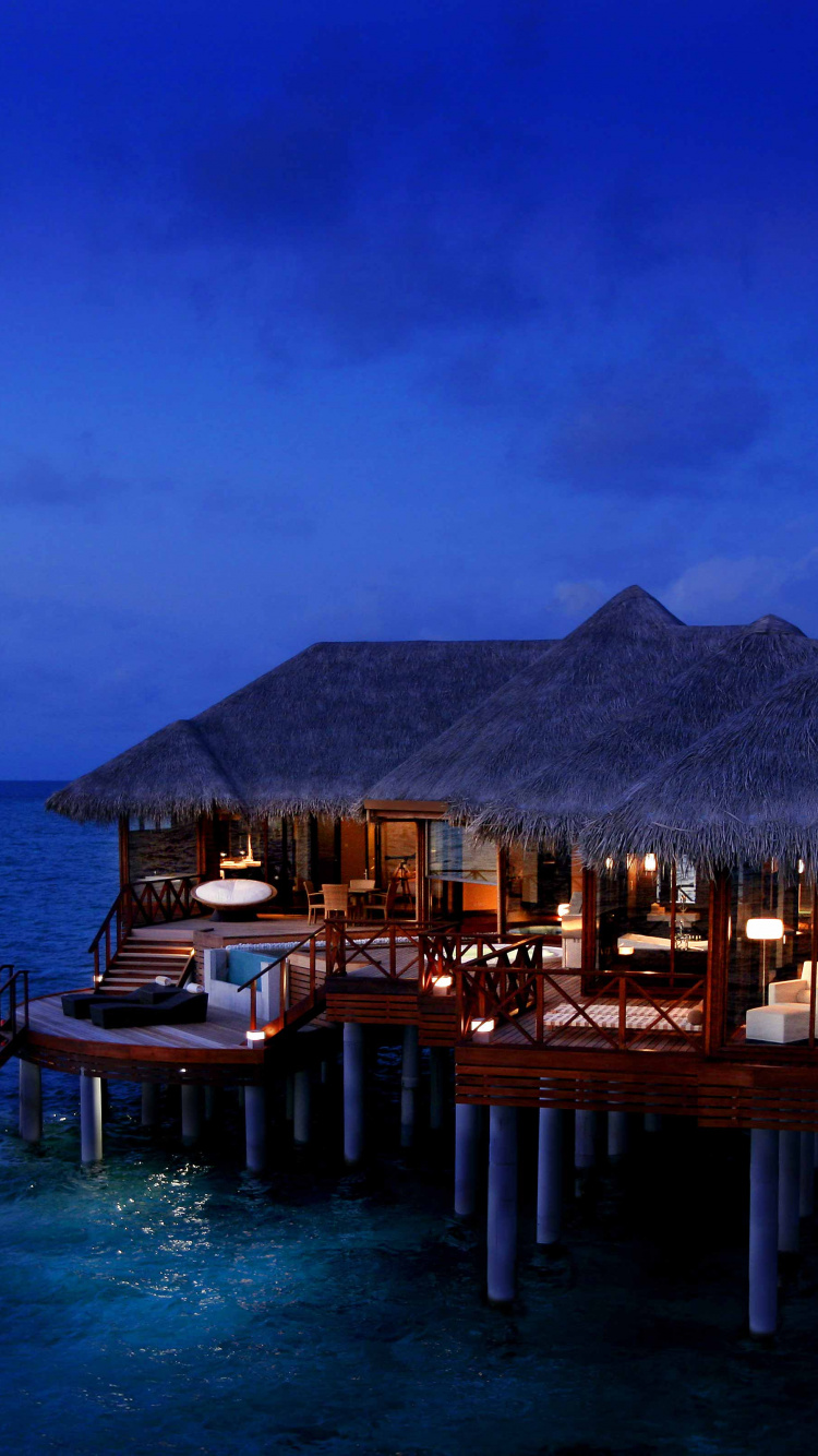 Braunes Holzdock Auf Blauem Meer Unter Blauem Himmel Tagsüber. Wallpaper in 750x1334 Resolution