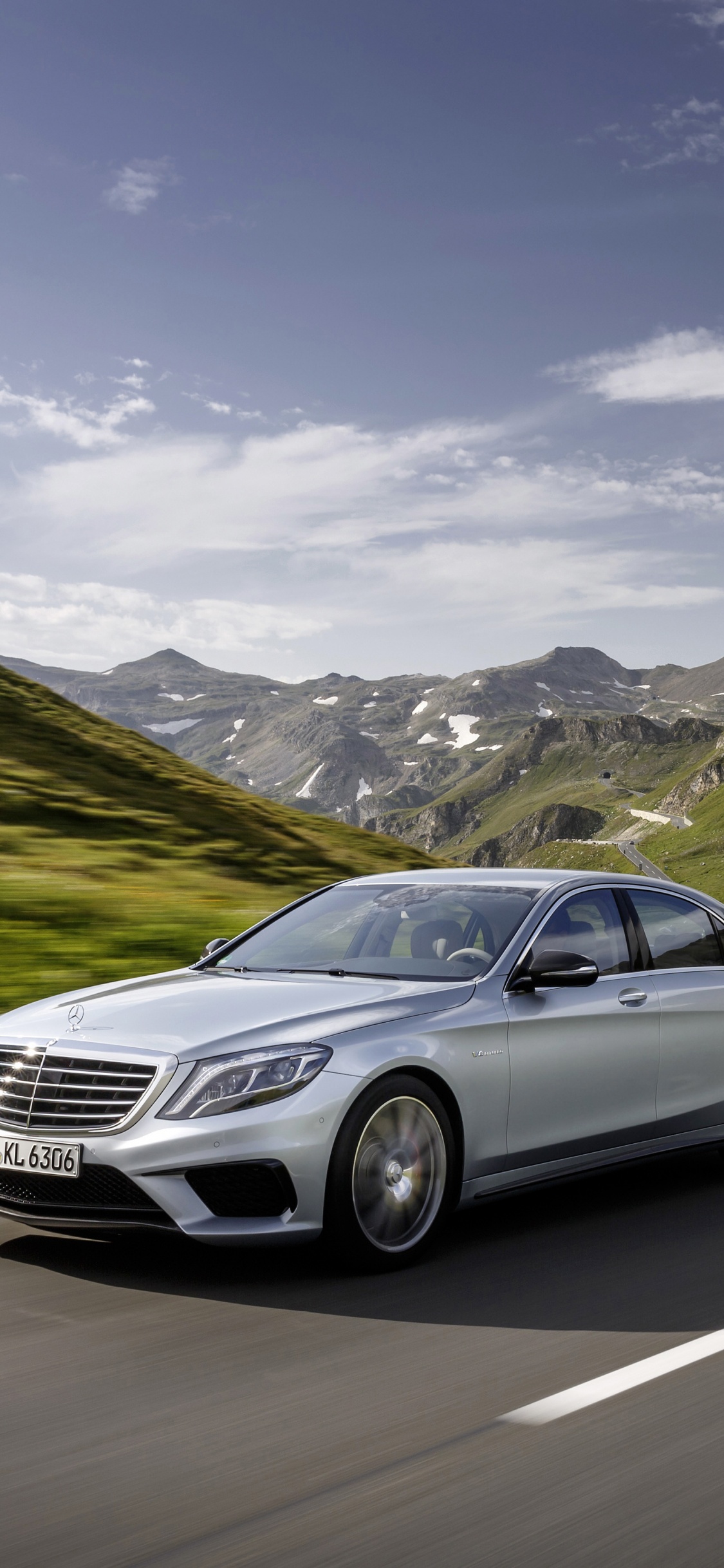 Silbernes Mercedes Benz Coupé Tagsüber Unterwegsup. Wallpaper in 1125x2436 Resolution