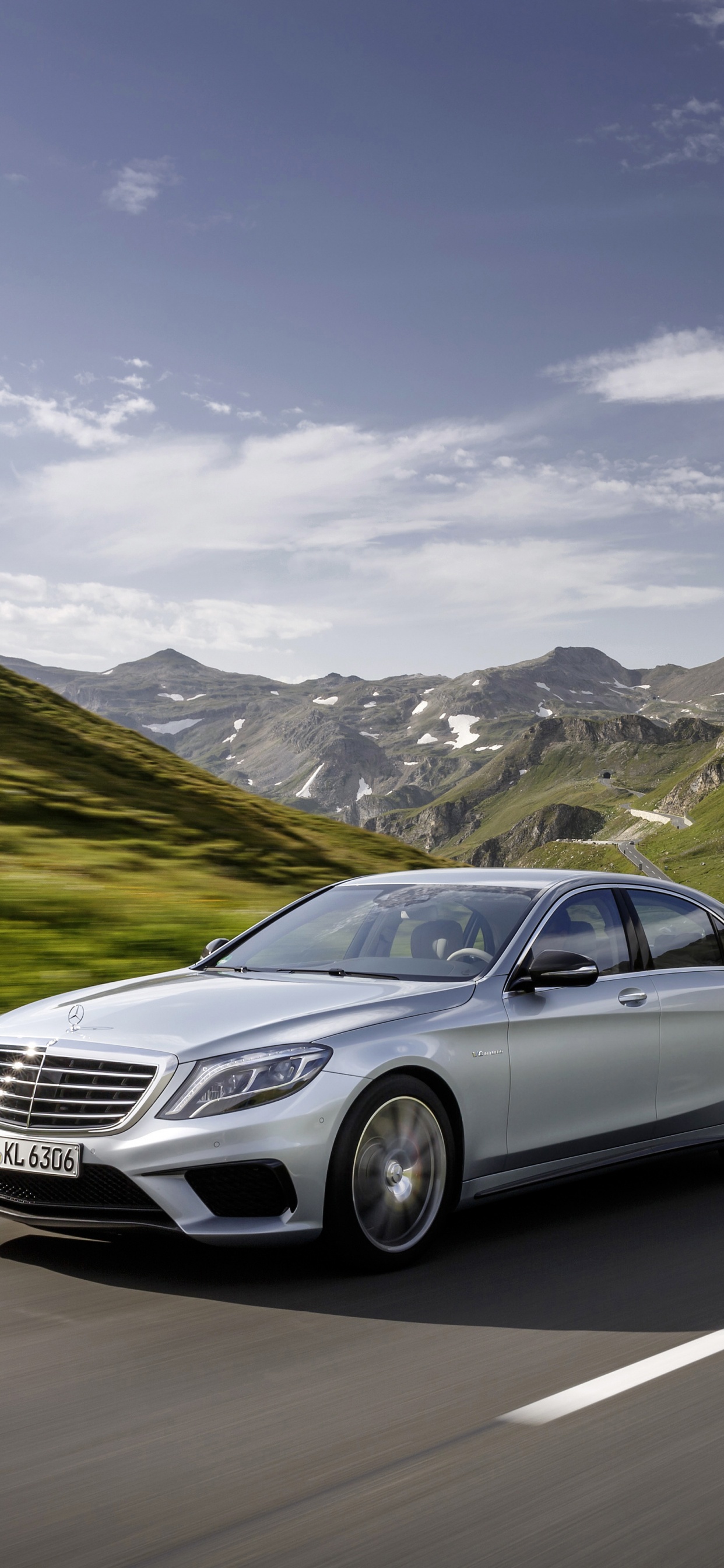 Silbernes Mercedes Benz Coupé Tagsüber Unterwegsup. Wallpaper in 1242x2688 Resolution