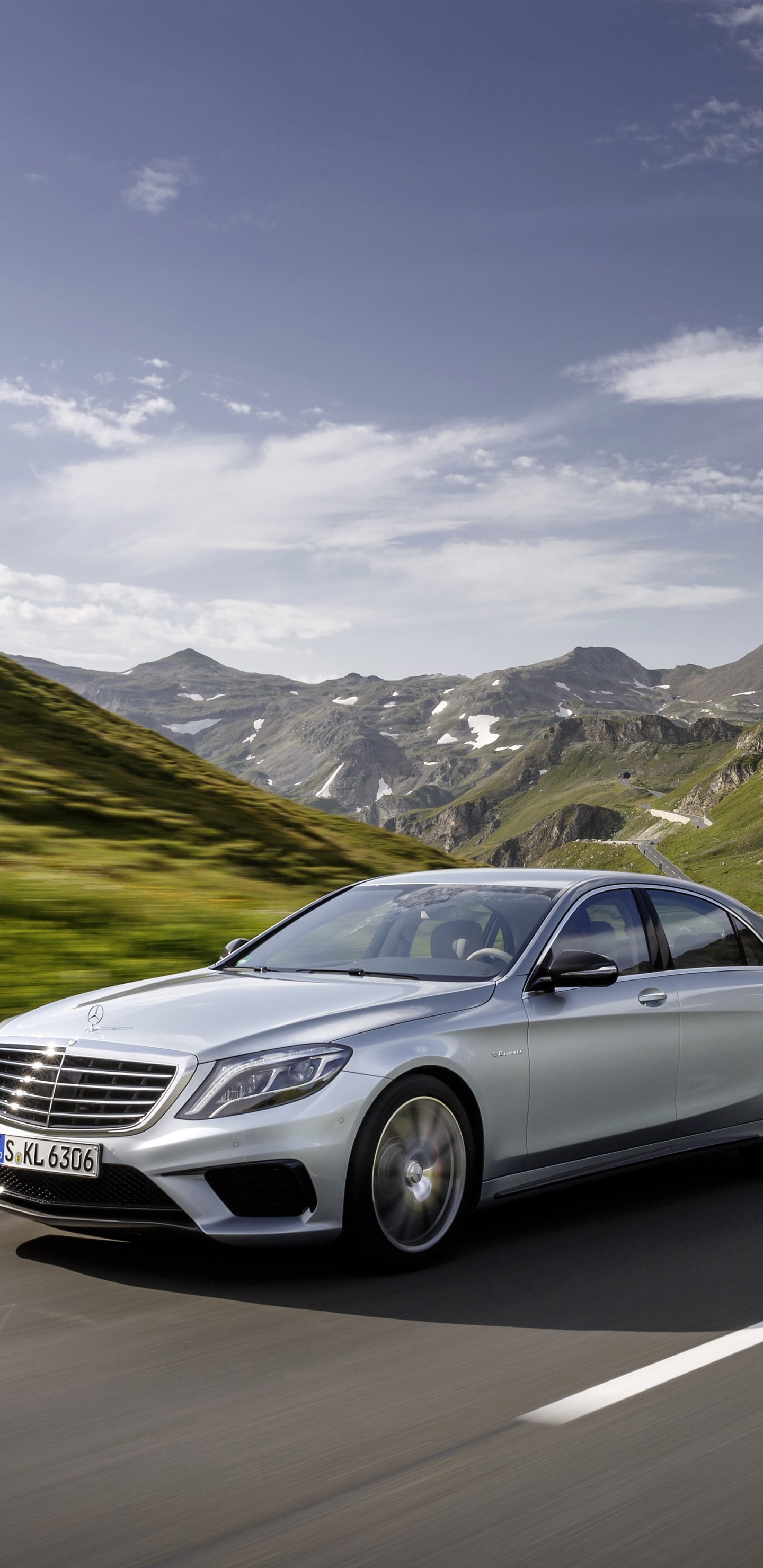 Silbernes Mercedes Benz Coupé Tagsüber Unterwegsup. Wallpaper in 1440x2960 Resolution