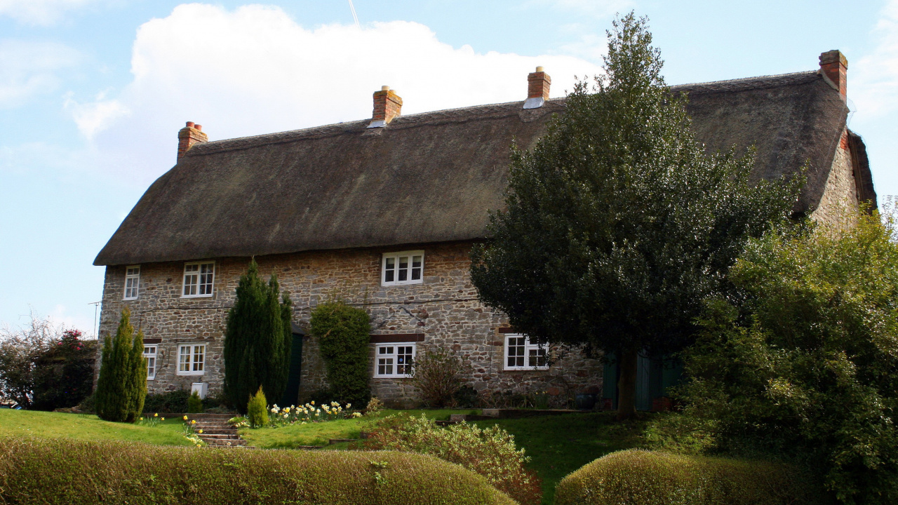 Braunes Haus in Der Nähe Einer Grünen Wiese Tagsüber Field. Wallpaper in 1280x720 Resolution