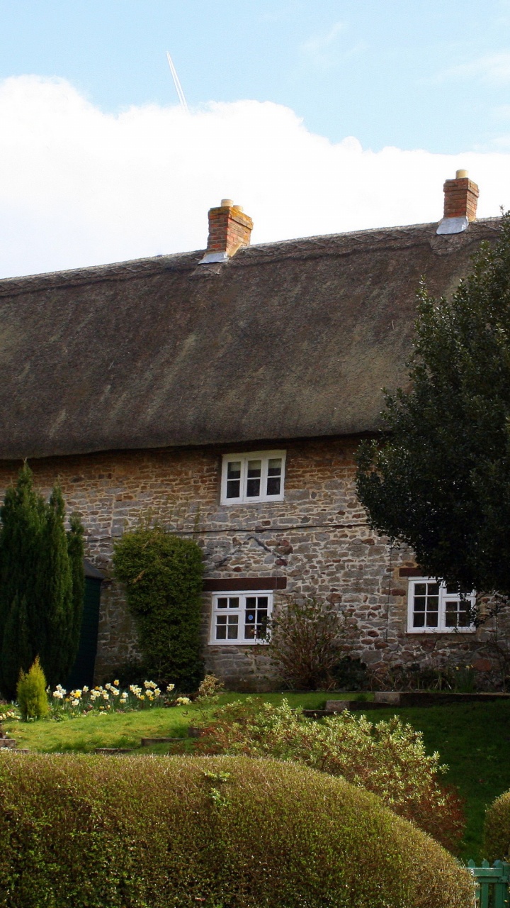 Braunes Haus in Der Nähe Einer Grünen Wiese Tagsüber Field. Wallpaper in 720x1280 Resolution