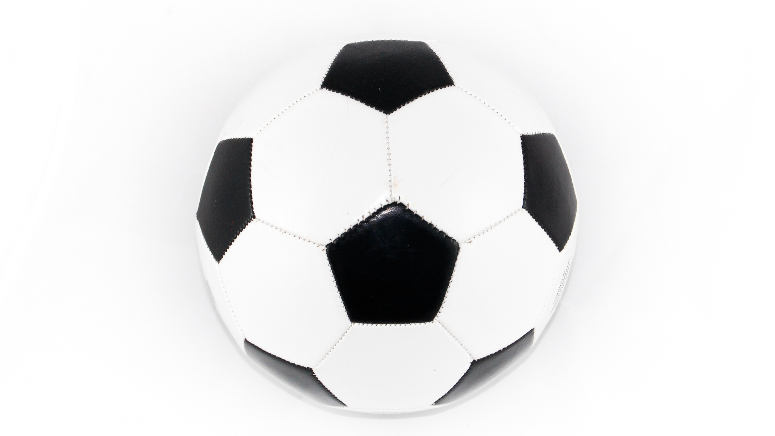Ballon de Foot Blanc et Noir. Wallpaper in 2560x1440 Resolution