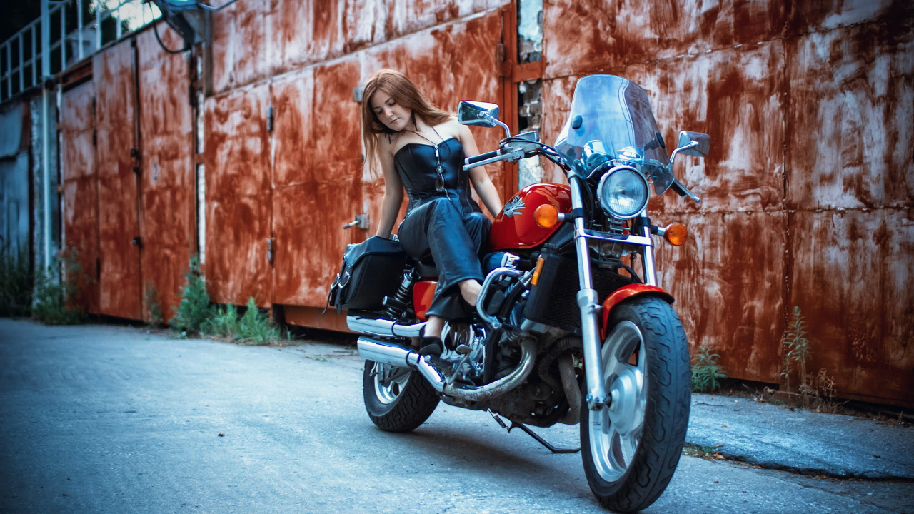 Mujer en Camiseta Negra Montando en Motocicleta Naranja y Negra Durante el Día. Wallpaper in 1280x720 Resolution