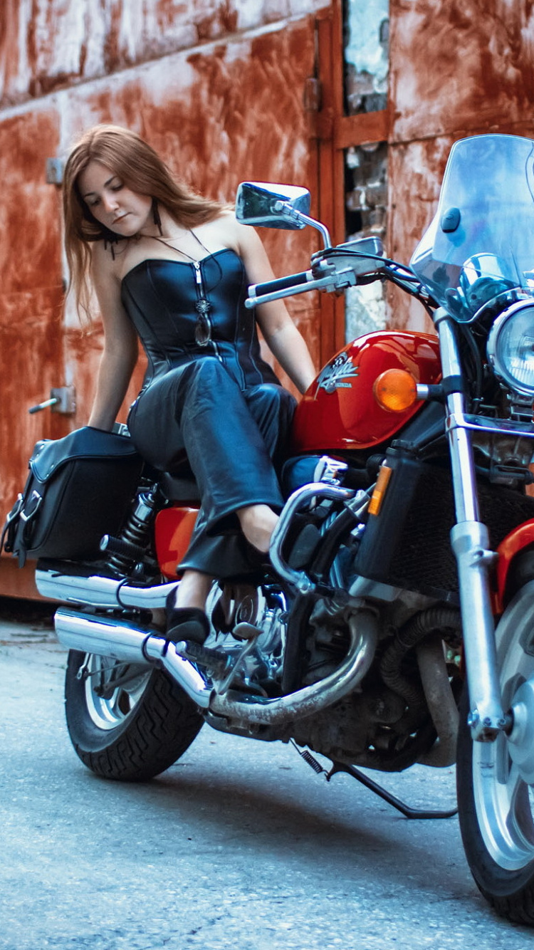 Mujer en Camiseta Negra Montando en Motocicleta Naranja y Negra Durante el Día. Wallpaper in 750x1334 Resolution