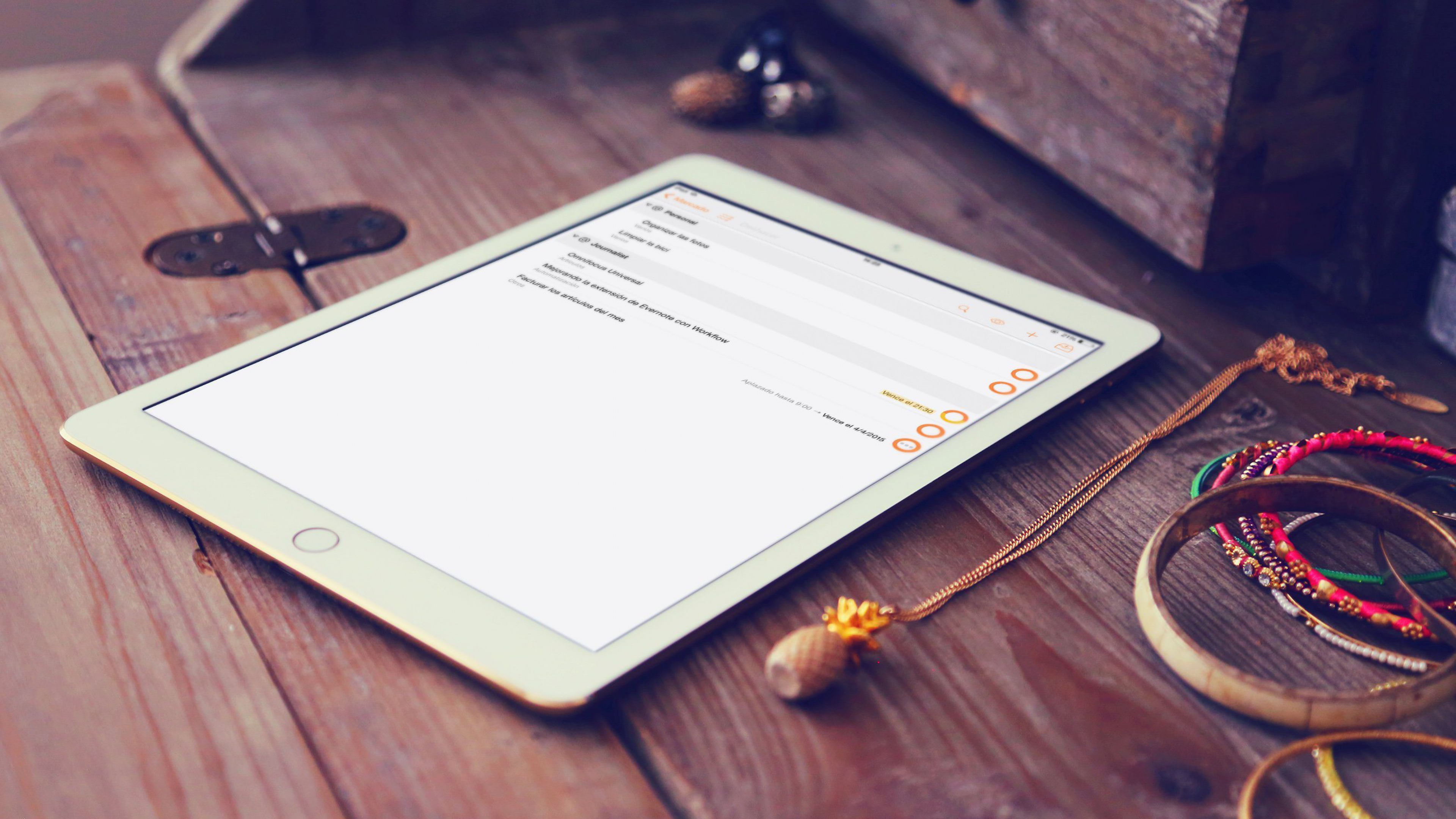 IPad Blanc Sur Table en Bois Marron. Wallpaper in 3840x2160 Resolution