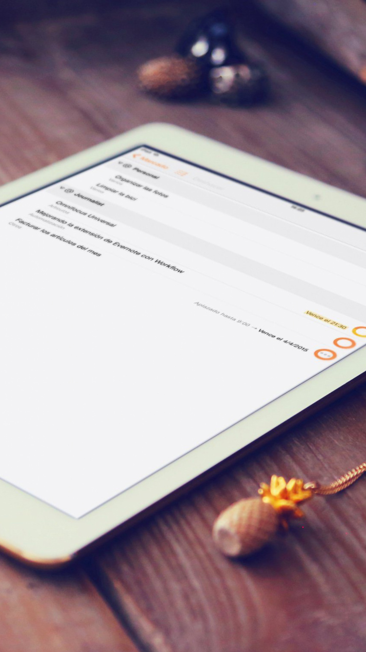 Ipad Blanco Sobre Mesa de Madera Marrón. Wallpaper in 750x1334 Resolution