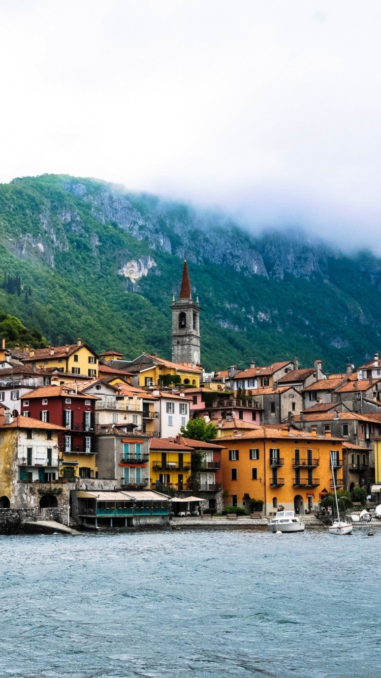 Braune Und Weiße Betongebäude in Der Nähe Von Gewässern Tagsüber. Wallpaper in 750x1334 Resolution