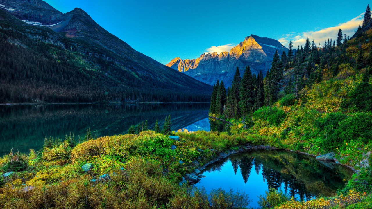 Arbres Verts Près du Lac et de la Montagne Sous un Ciel Bleu Pendant la Journée. Wallpaper in 1280x720 Resolution