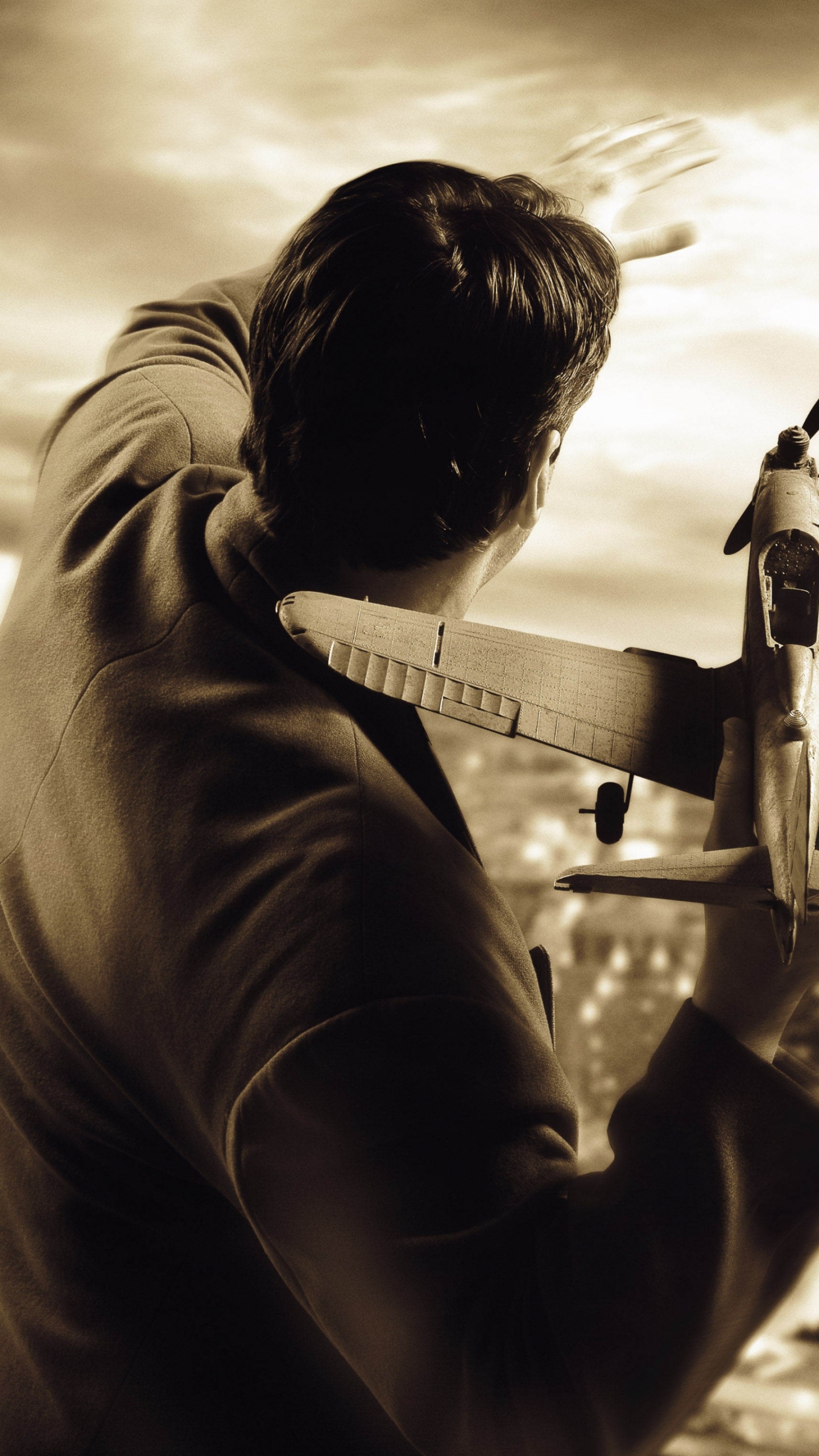 Hombre Con Camisa de Manga Larga Sosteniendo Drone en Fotografía en Escala de Grises. Wallpaper in 1440x2560 Resolution