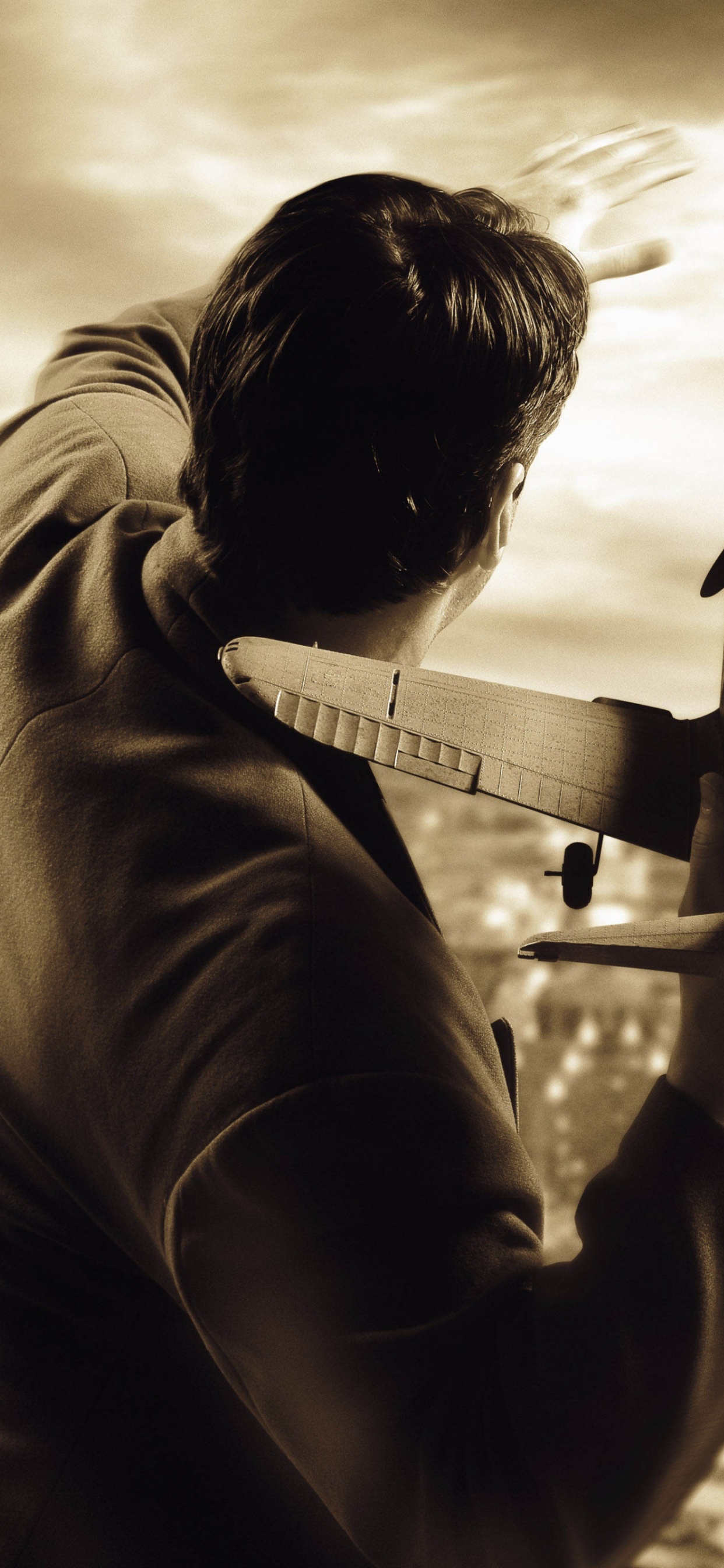 Mann im Langärmeligen Hemd Mit Drohne in Graustufenfotografie. Wallpaper in 1242x2688 Resolution