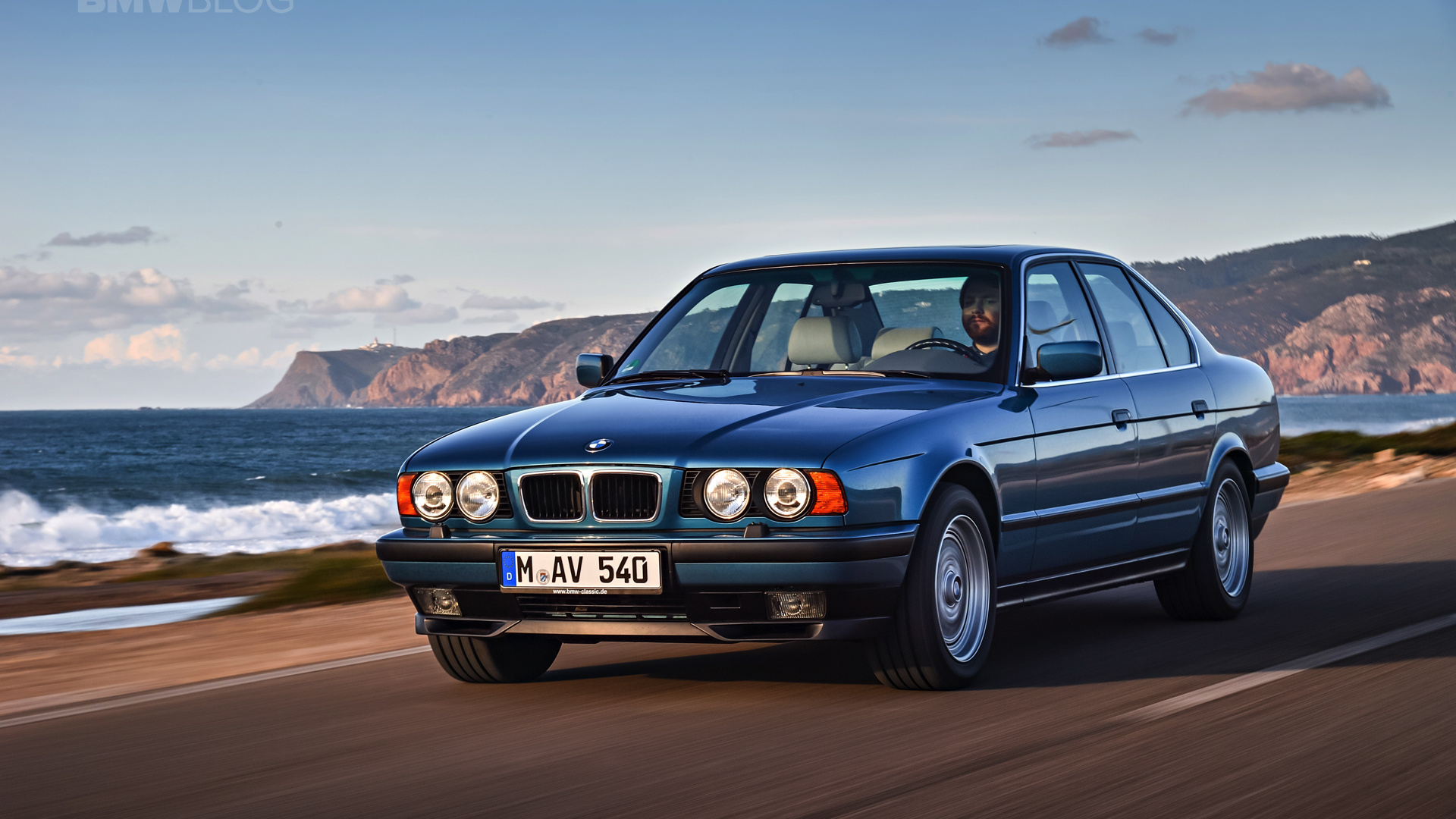 Schwarzer Audi a 4 Tagsüber Unterwegs. Wallpaper in 1920x1080 Resolution