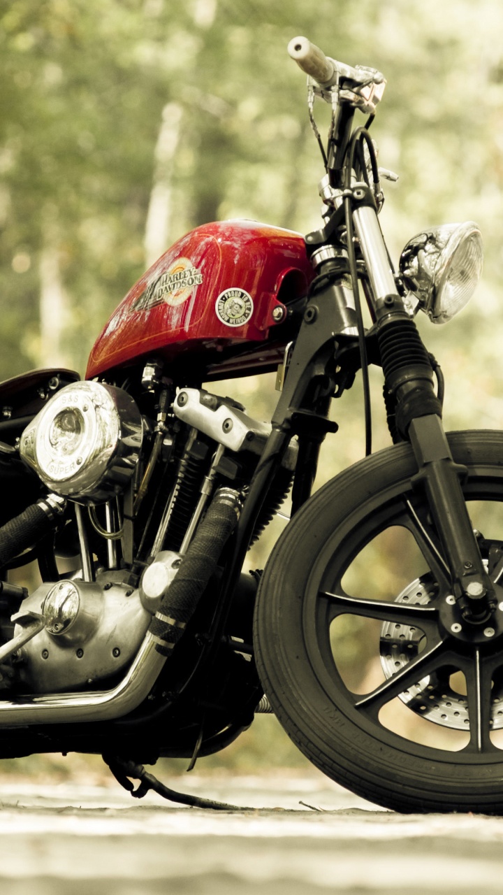 Moto Noire et Rouge au Milieu de la Route. Wallpaper in 720x1280 Resolution