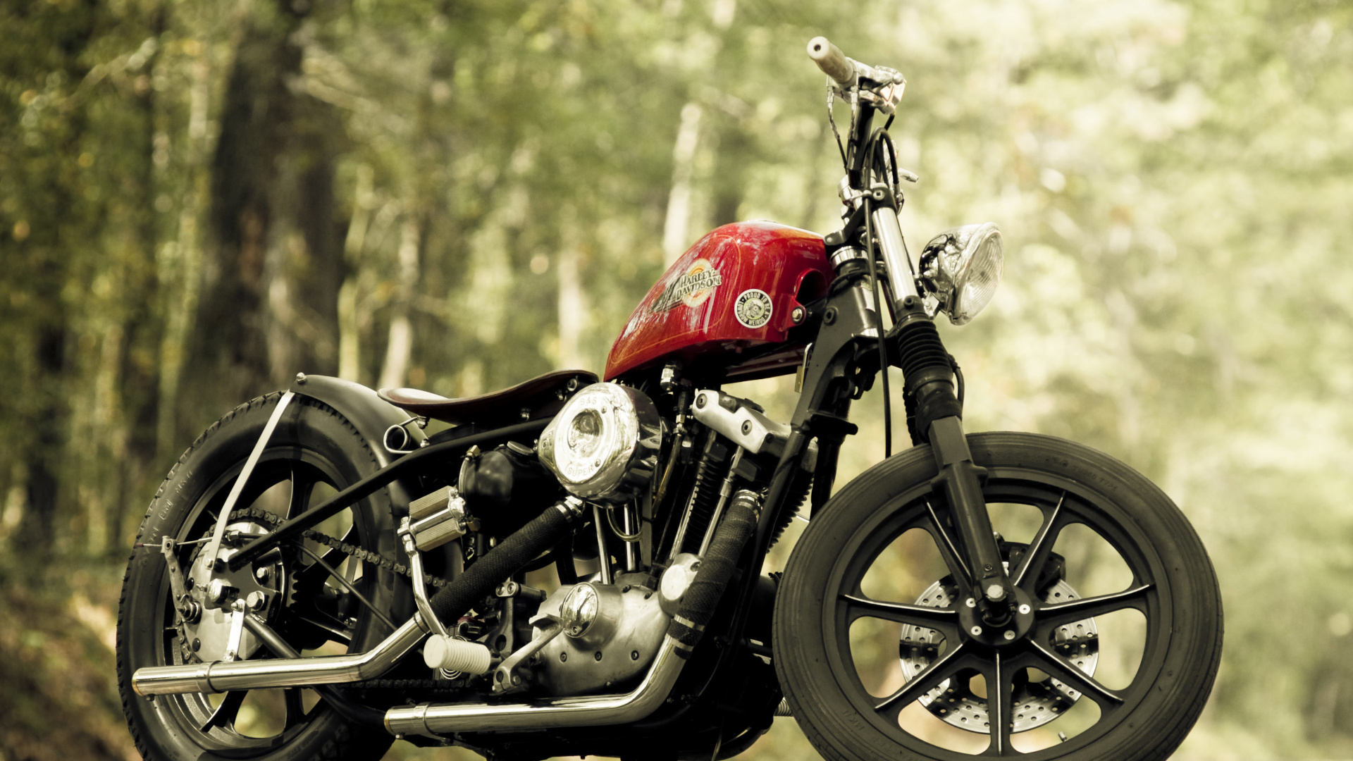 Motocicleta Negra y Roja en Medio de la Carretera. Wallpaper in 1920x1080 Resolution