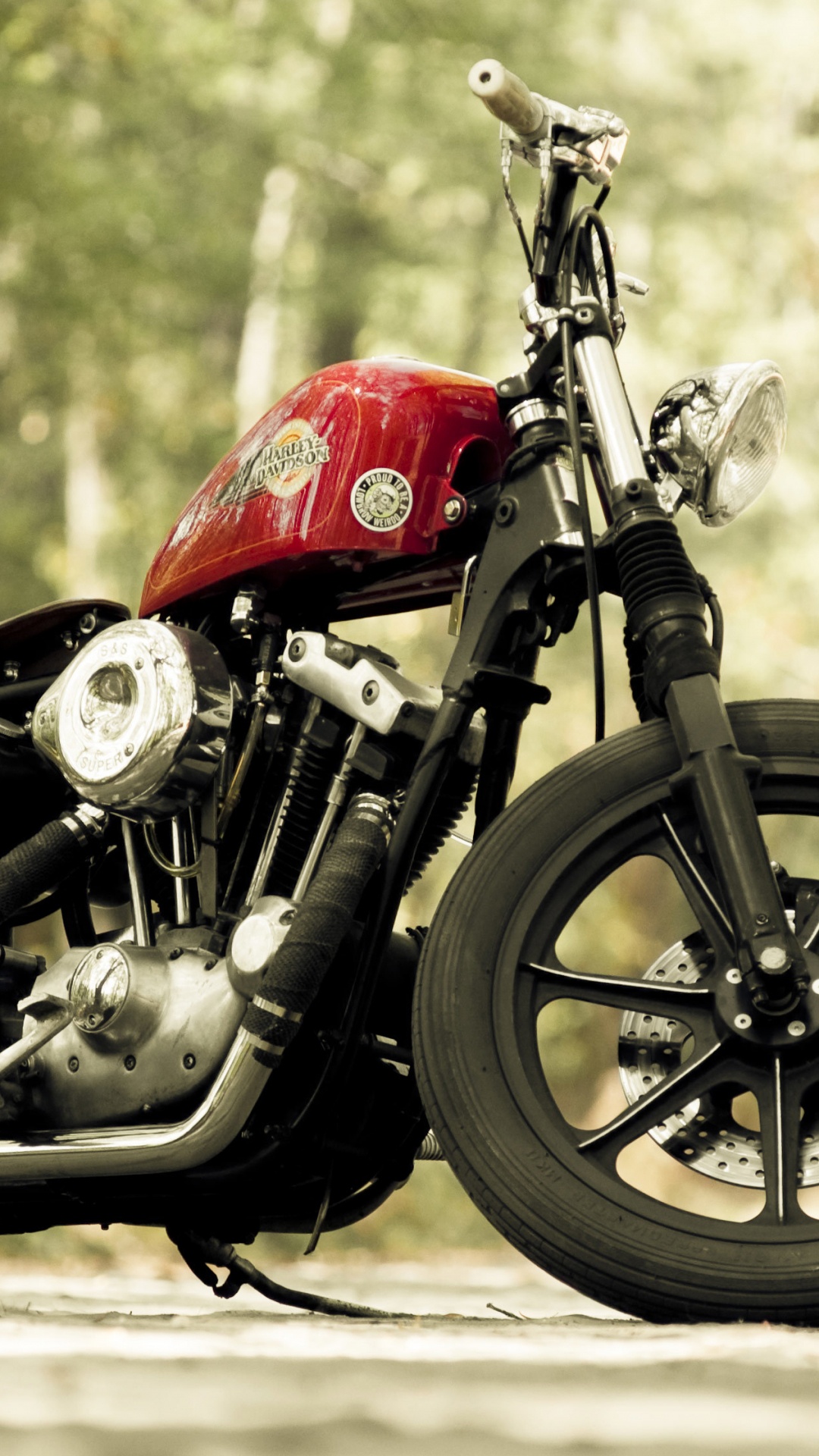 Schwarz-rotes Motorrad Mitten Auf Der Straße. Wallpaper in 1080x1920 Resolution