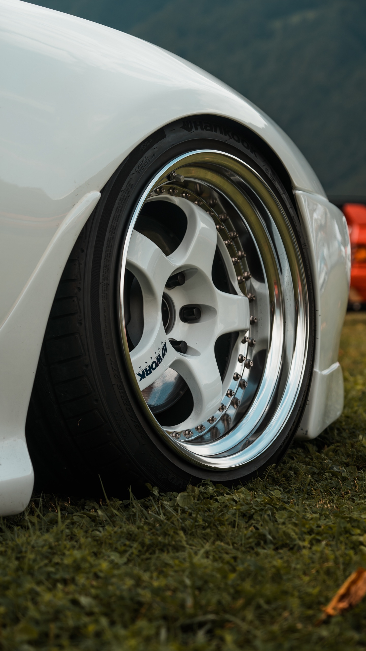 Roue de Voiture Blanche et Noire. Wallpaper in 1440x2560 Resolution