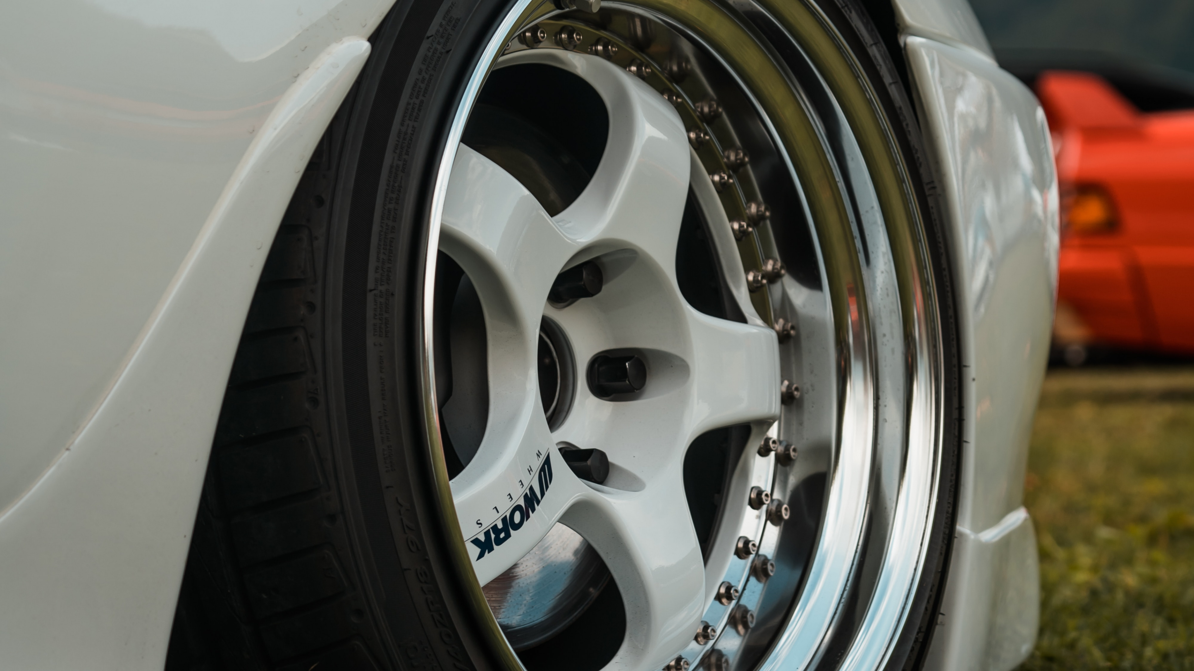 Roue de Voiture Blanche et Noire. Wallpaper in 3840x2160 Resolution