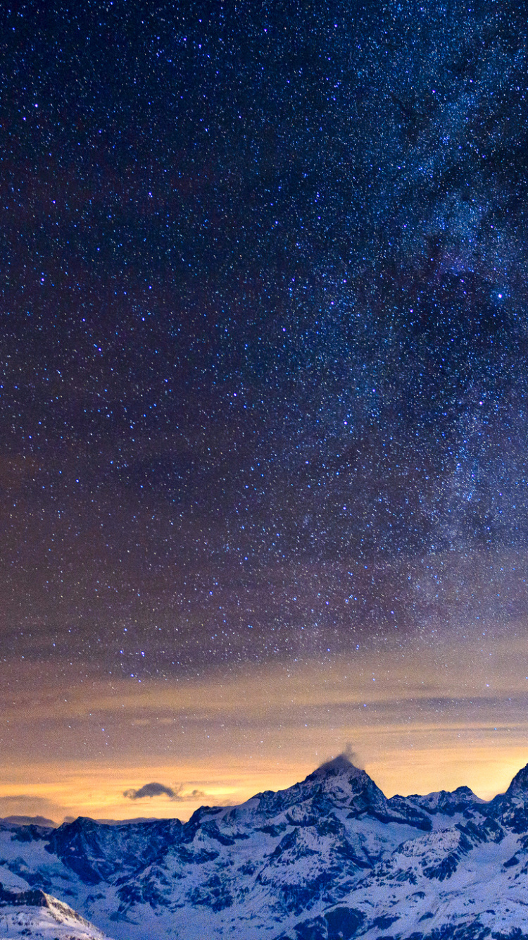 Schneebedeckter Berg Unter Sternennacht. Wallpaper in 750x1334 Resolution