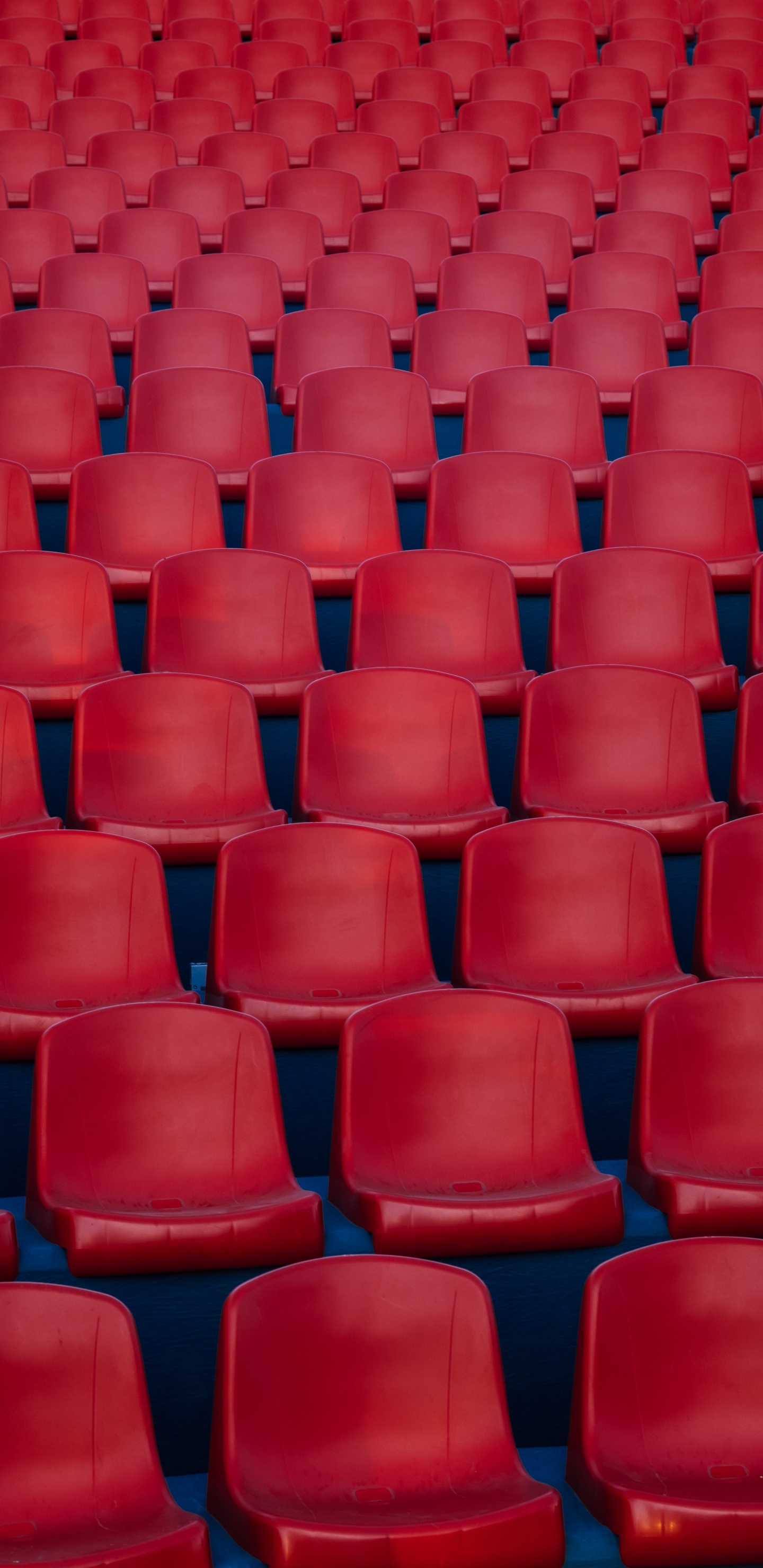 Rote Plastikstühle im Stadion. Wallpaper in 1440x2960 Resolution