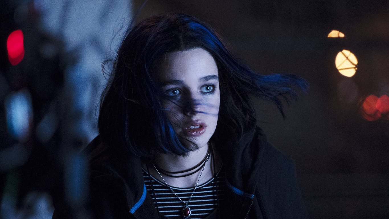 Mujer en Chaqueta Negra Con Camisa a Rayas Blancas y Negras. Wallpaper in 1366x768 Resolution