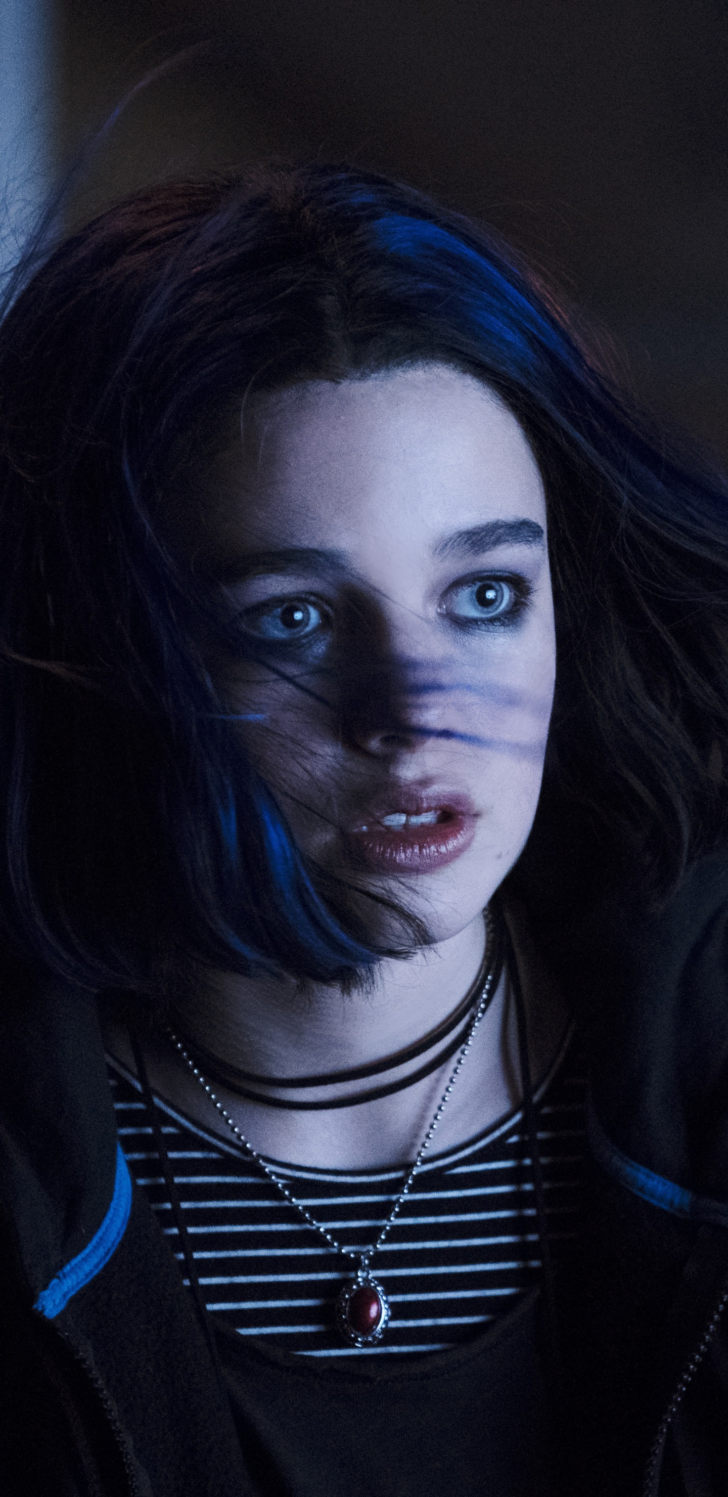 Mujer en Chaqueta Negra Con Camisa a Rayas Blancas y Negras. Wallpaper in 1440x2960 Resolution