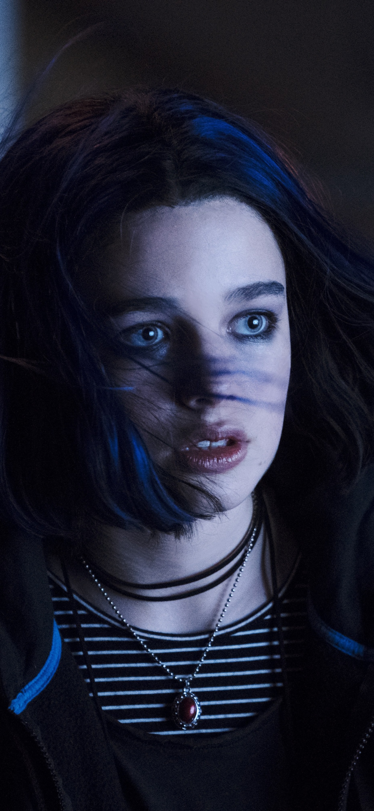 Frau im Schwarzen Blazer Mit Schwarz-weiß Gestreiftem Hemd. Wallpaper in 1242x2688 Resolution